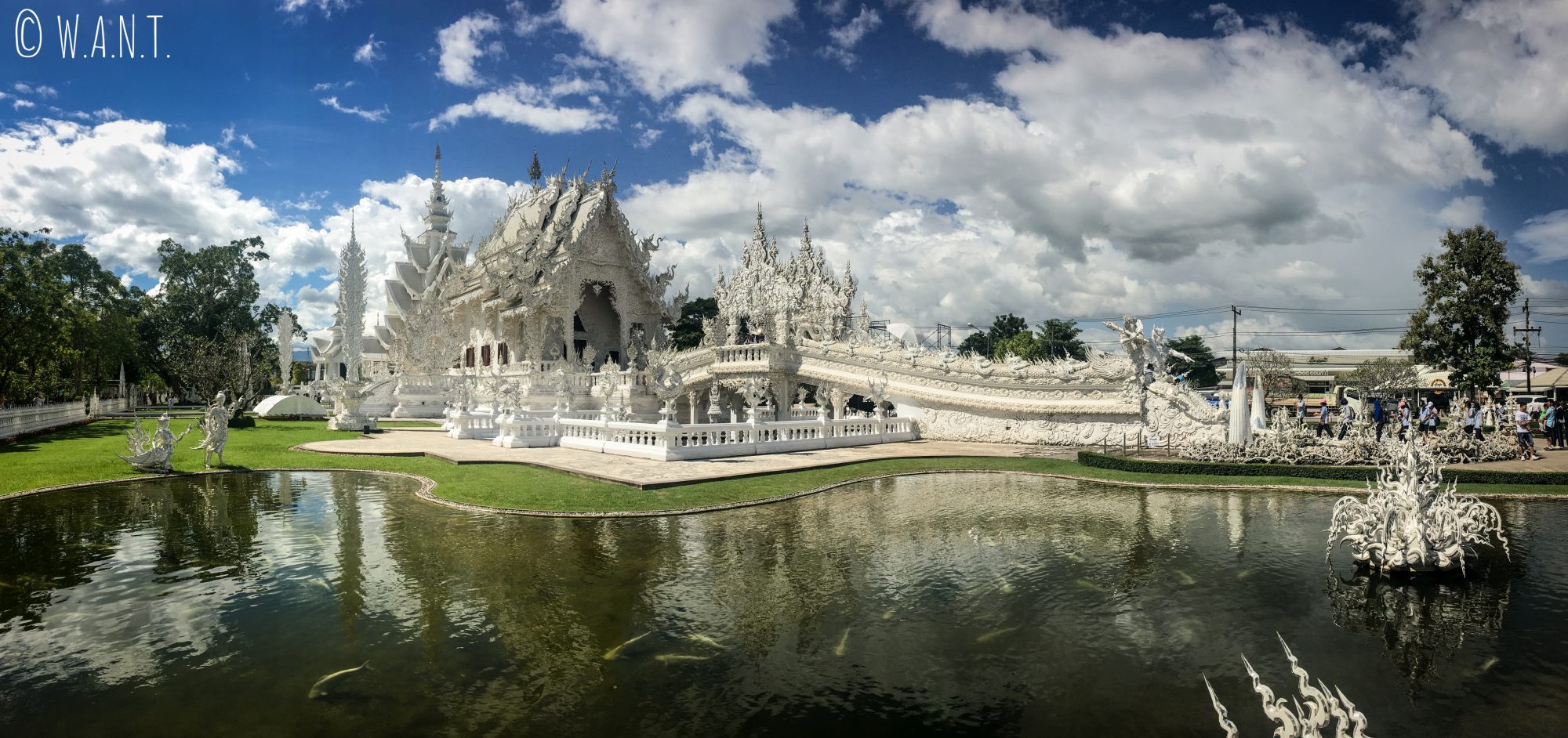 Panorama du White Temple de Chiang Rai
