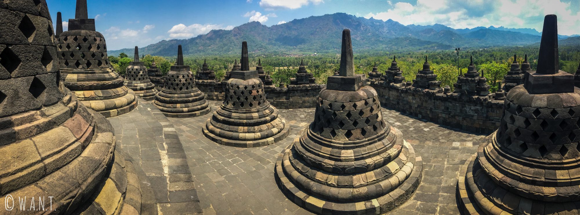 Panorama sur les stupas du temple de Borobudur