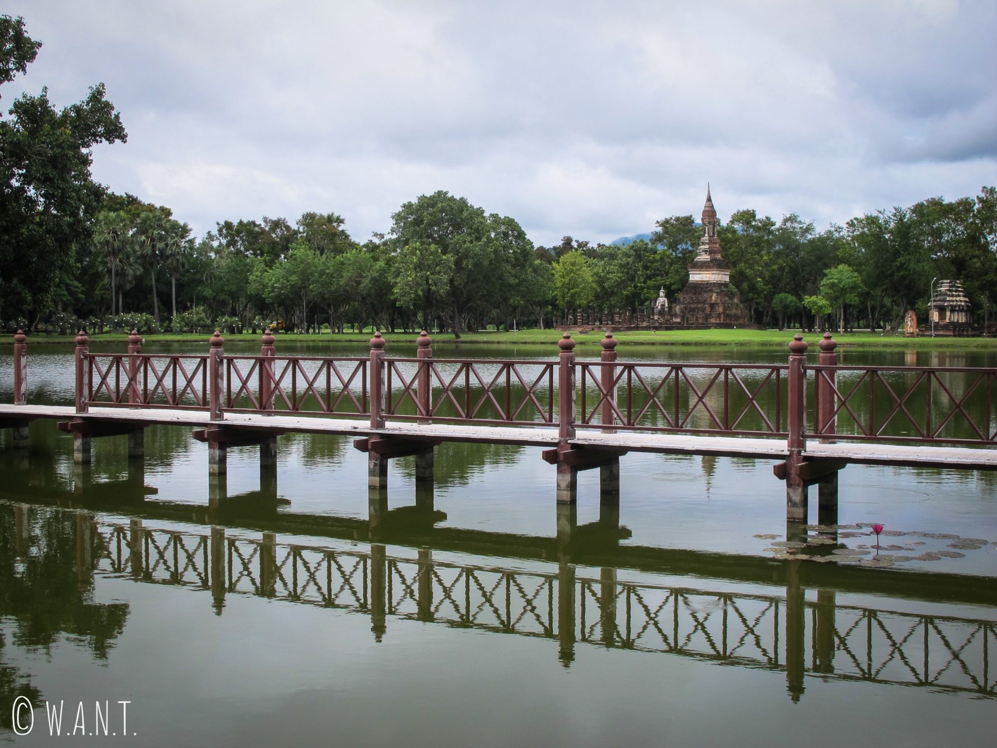 Pont dans la zone centrale du parc historique de Sukhothai