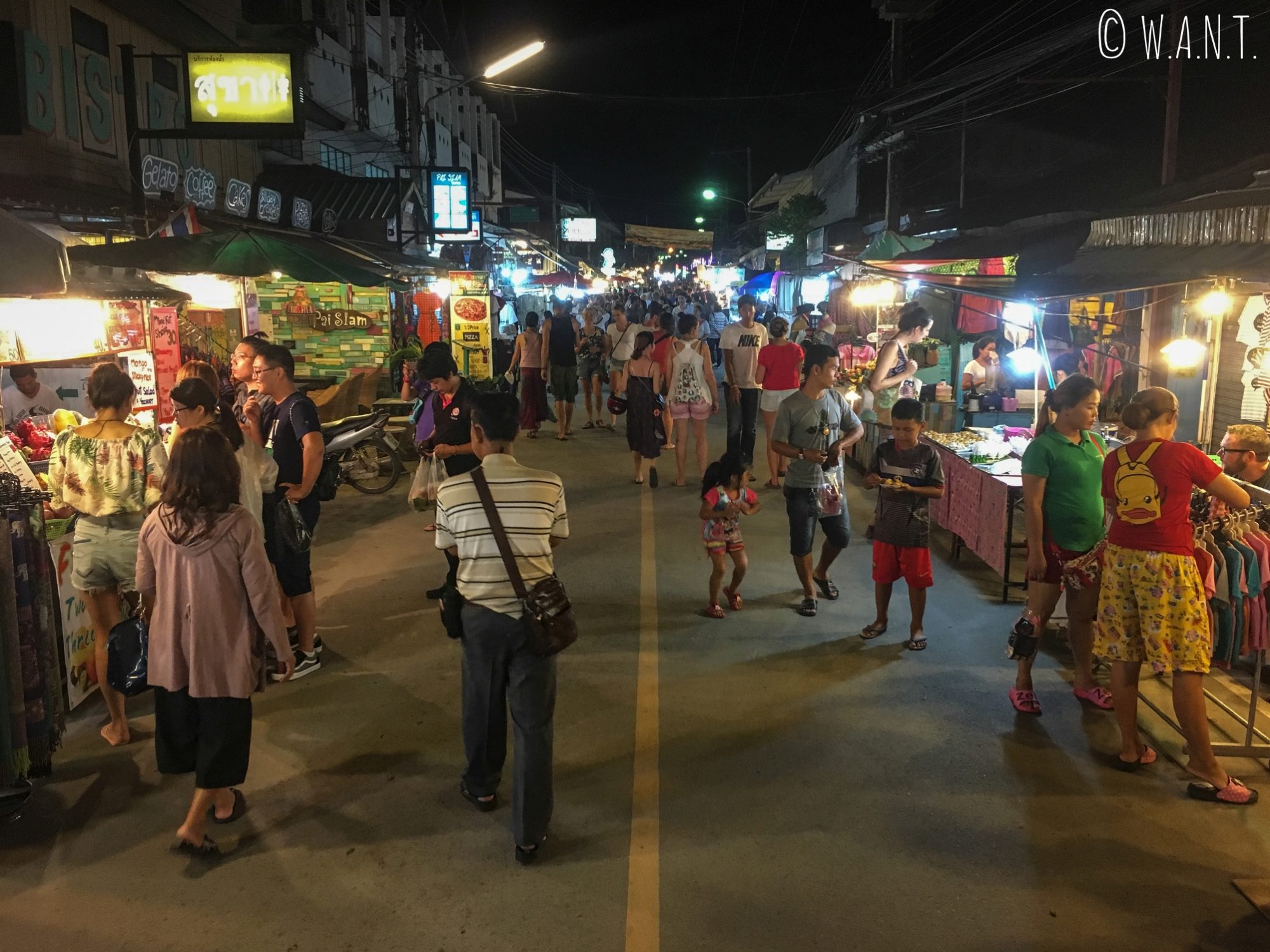 Rue principale de Pai, transformée en rue piétonne pour le marché de nuit