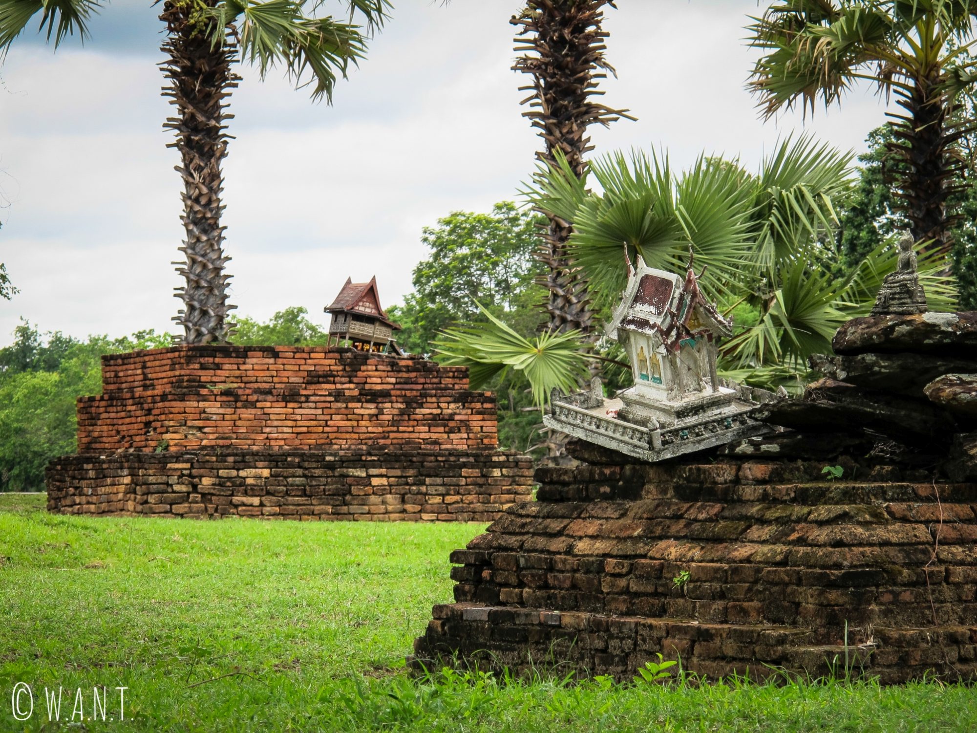 Ruines et maisons aux esprits à Sukhothai