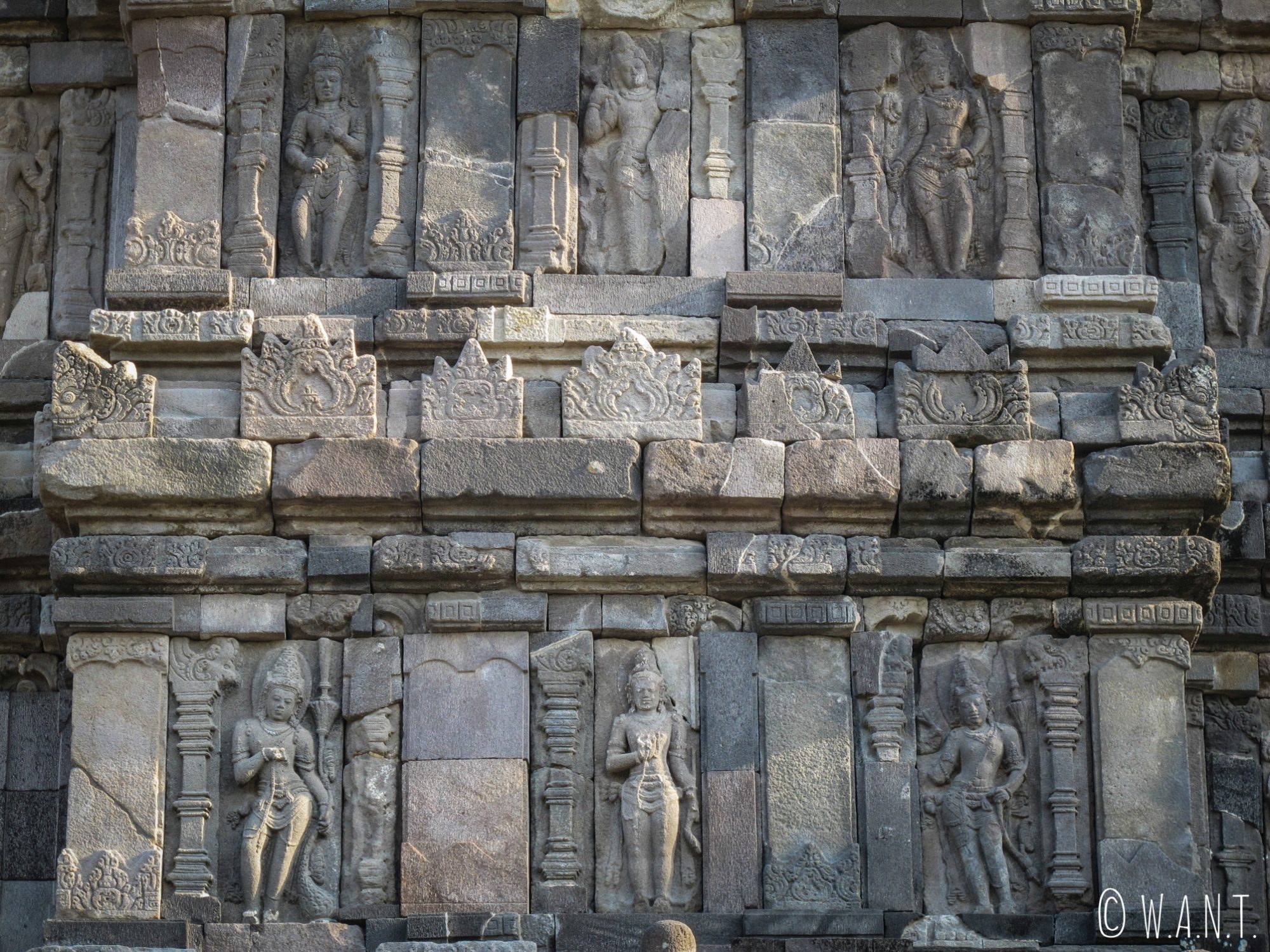 Sculptures sur les murs du temple de Prambanan