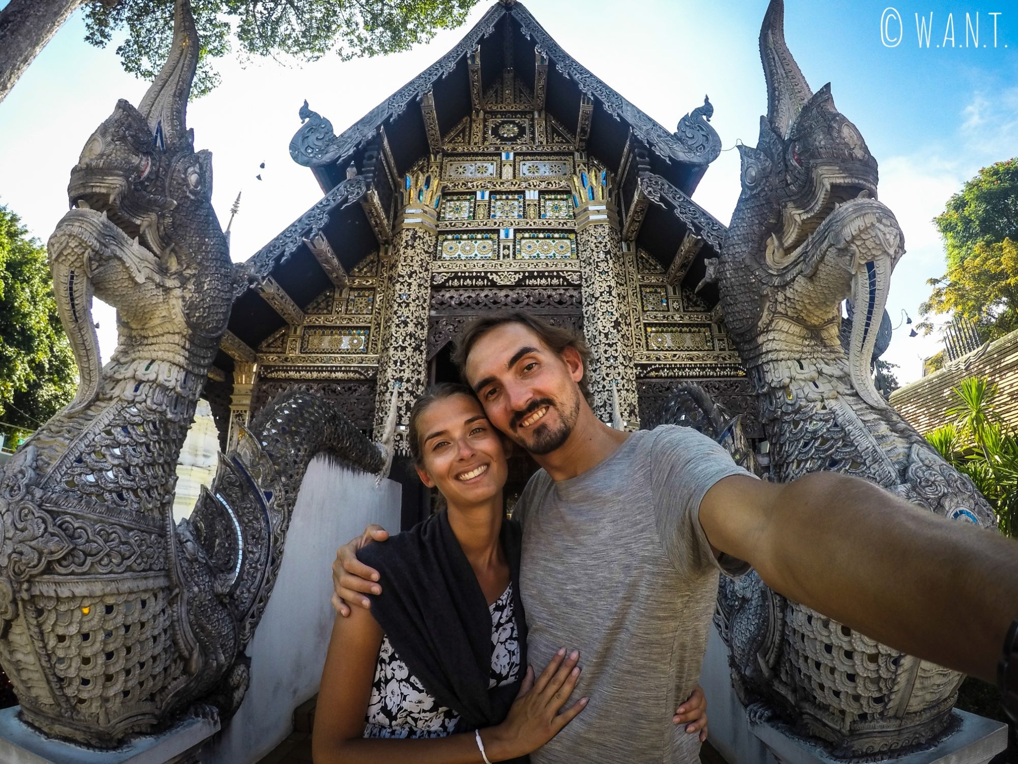 Selfie devant l'un des temples secondaires du Wat Chedi Luang de Chiang Mai