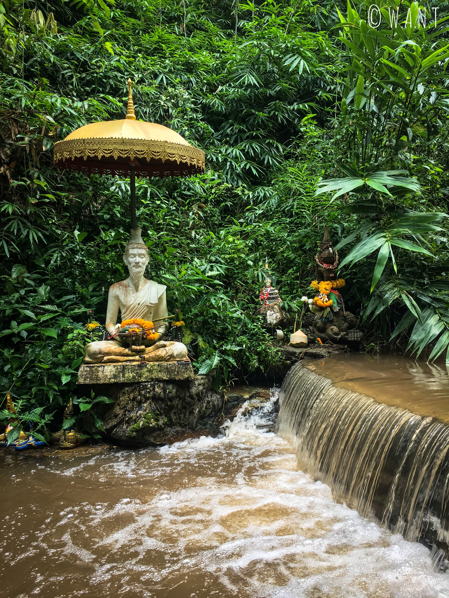 Statue au bord de la cascade du Wat Pha Lad à Chiang Mai