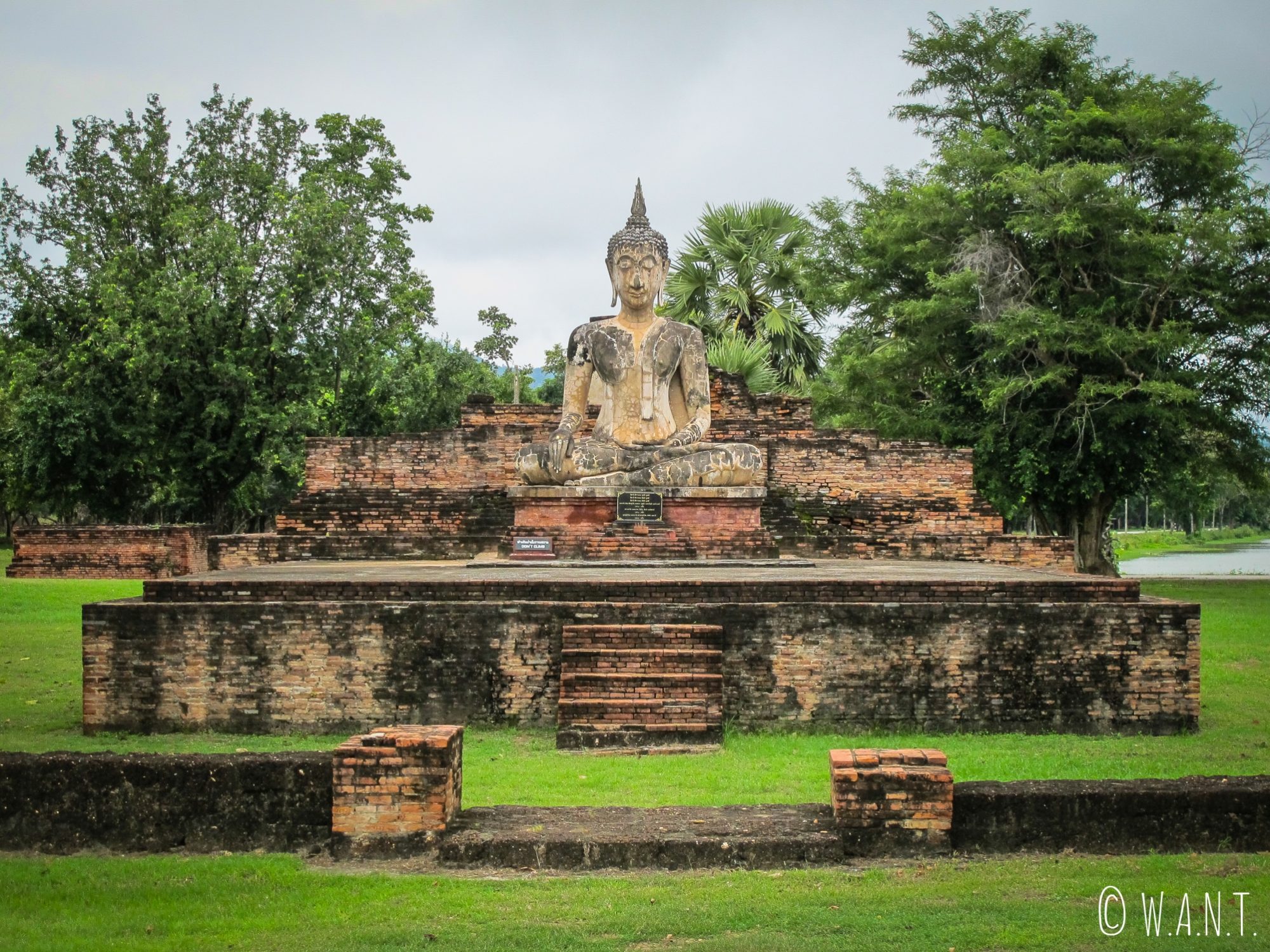 Statue de Bouddha dans le parc de Sukhothai