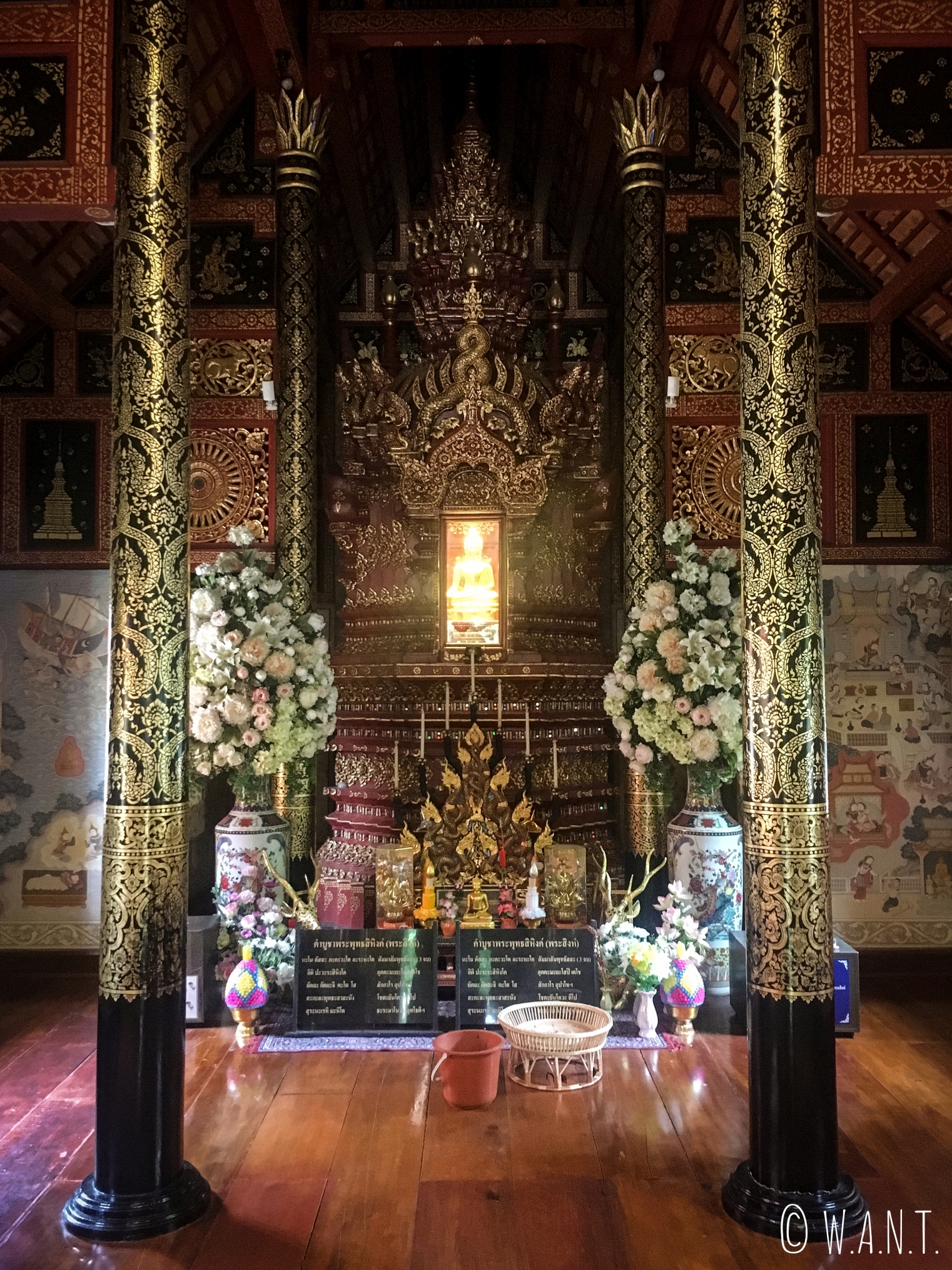 Statue miniature de Bouddha à l'intérieur du Wat Phra Singha à Chiang Rai