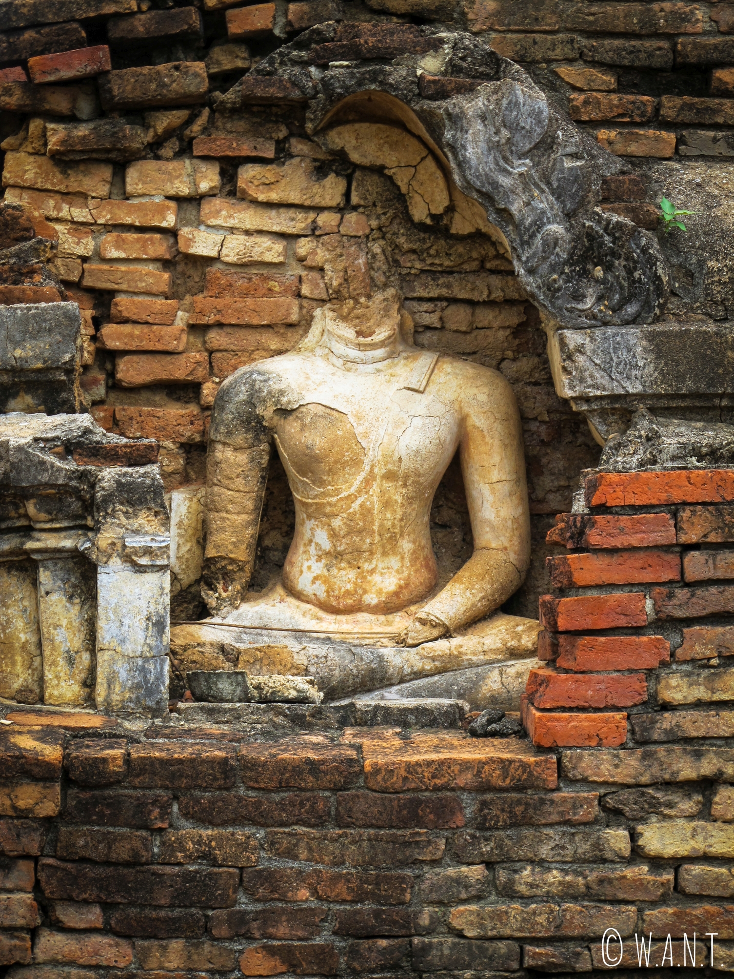 Statues de Bouddha à la tête coupée au Wat Phra Phai Luang de Sukhothai