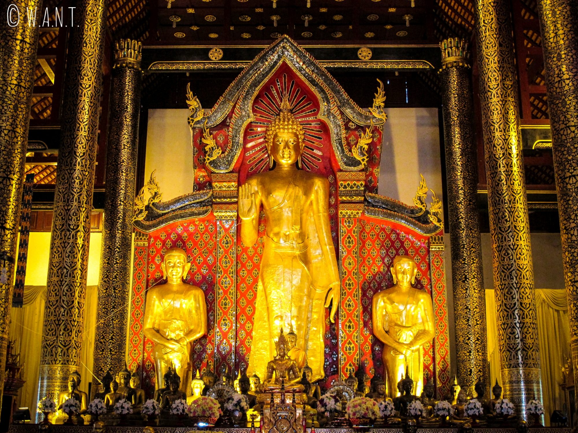Statues de Bouddha à l'intérieur du Wat Chedi Luang de Chiang Mai
