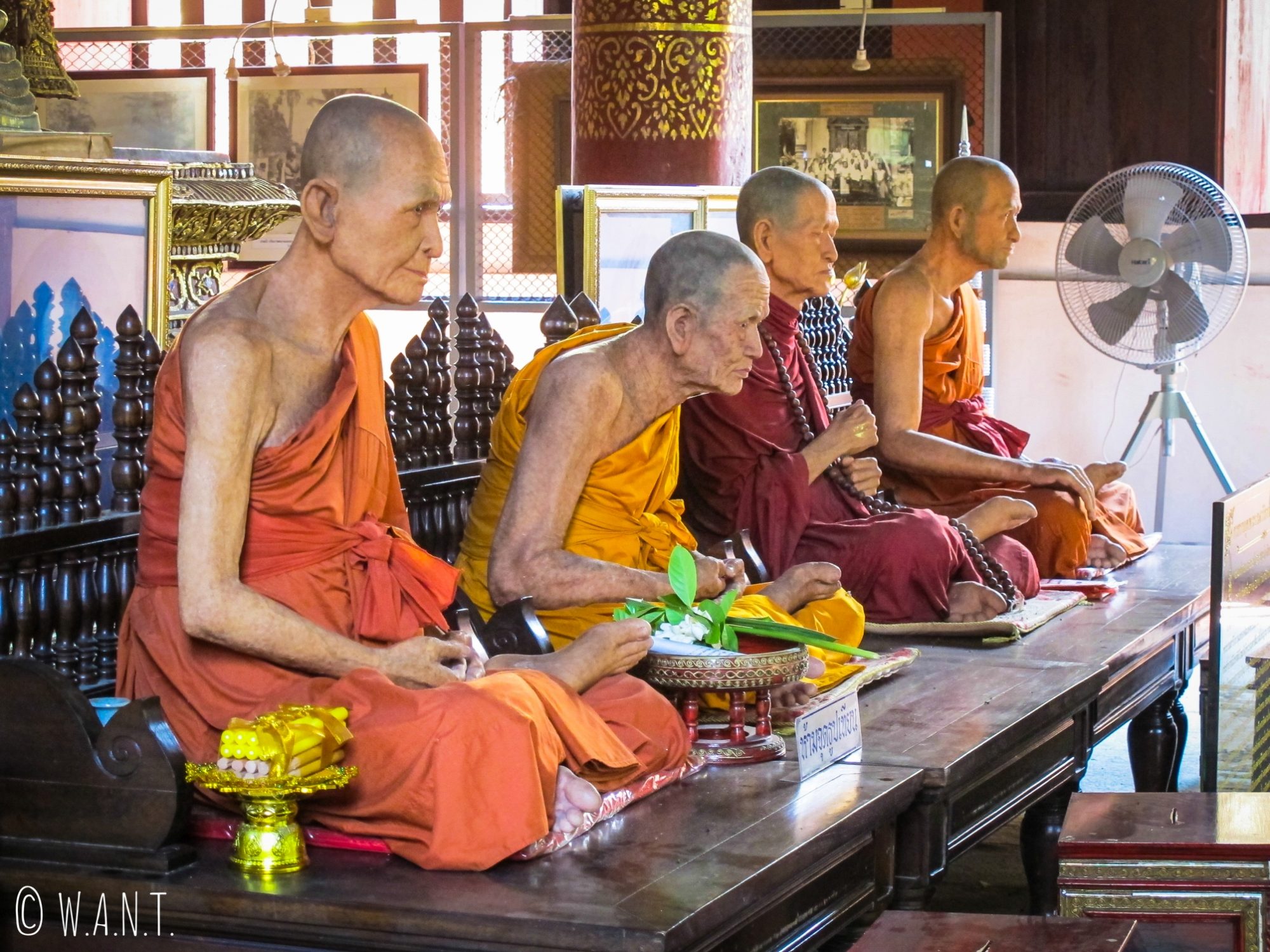 Statues de moines au Wat Phra Singh de Chiang Mai