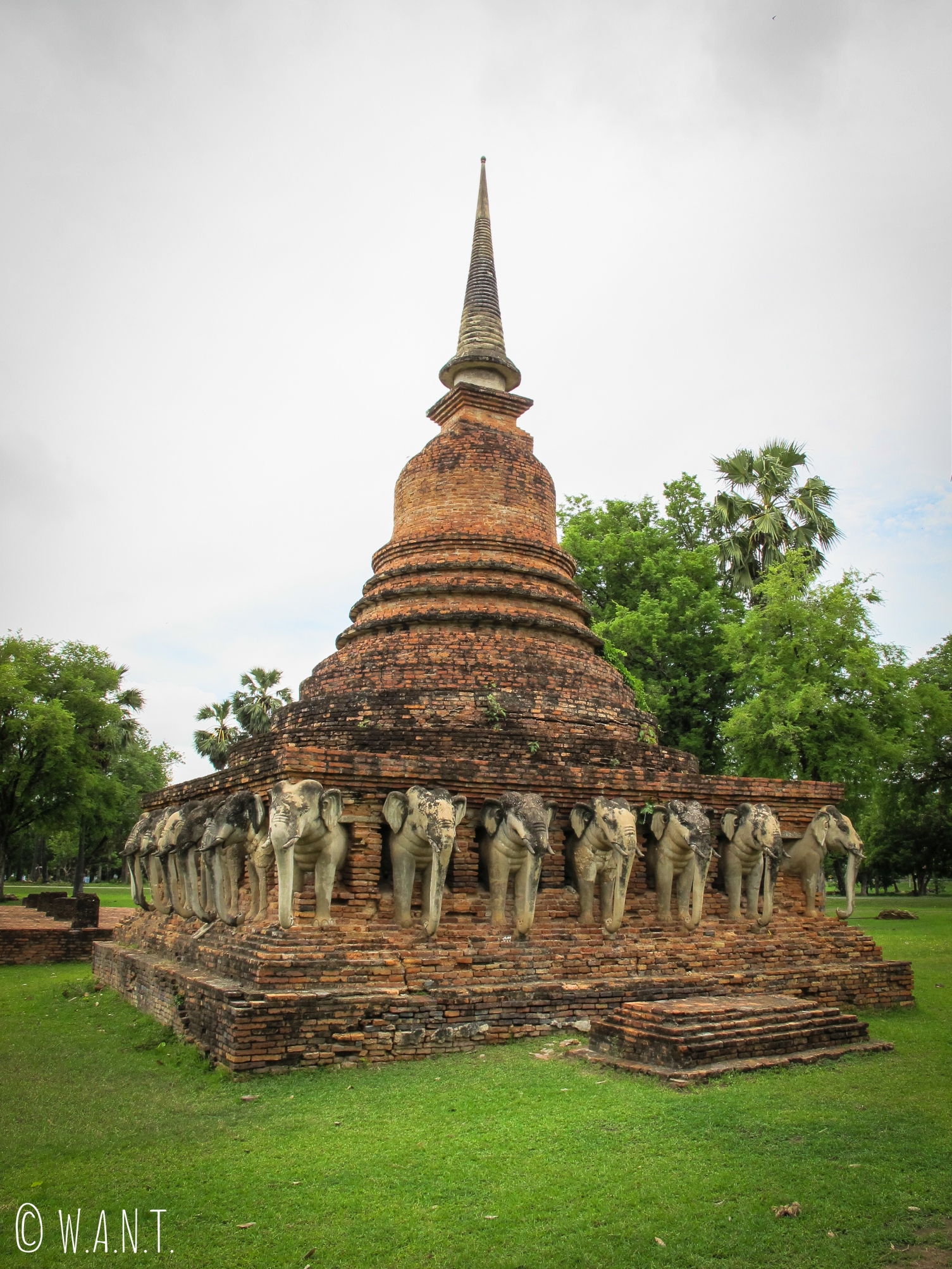Stupa avec des statues d'éléphants en direction de la zone nord de Sukhothai