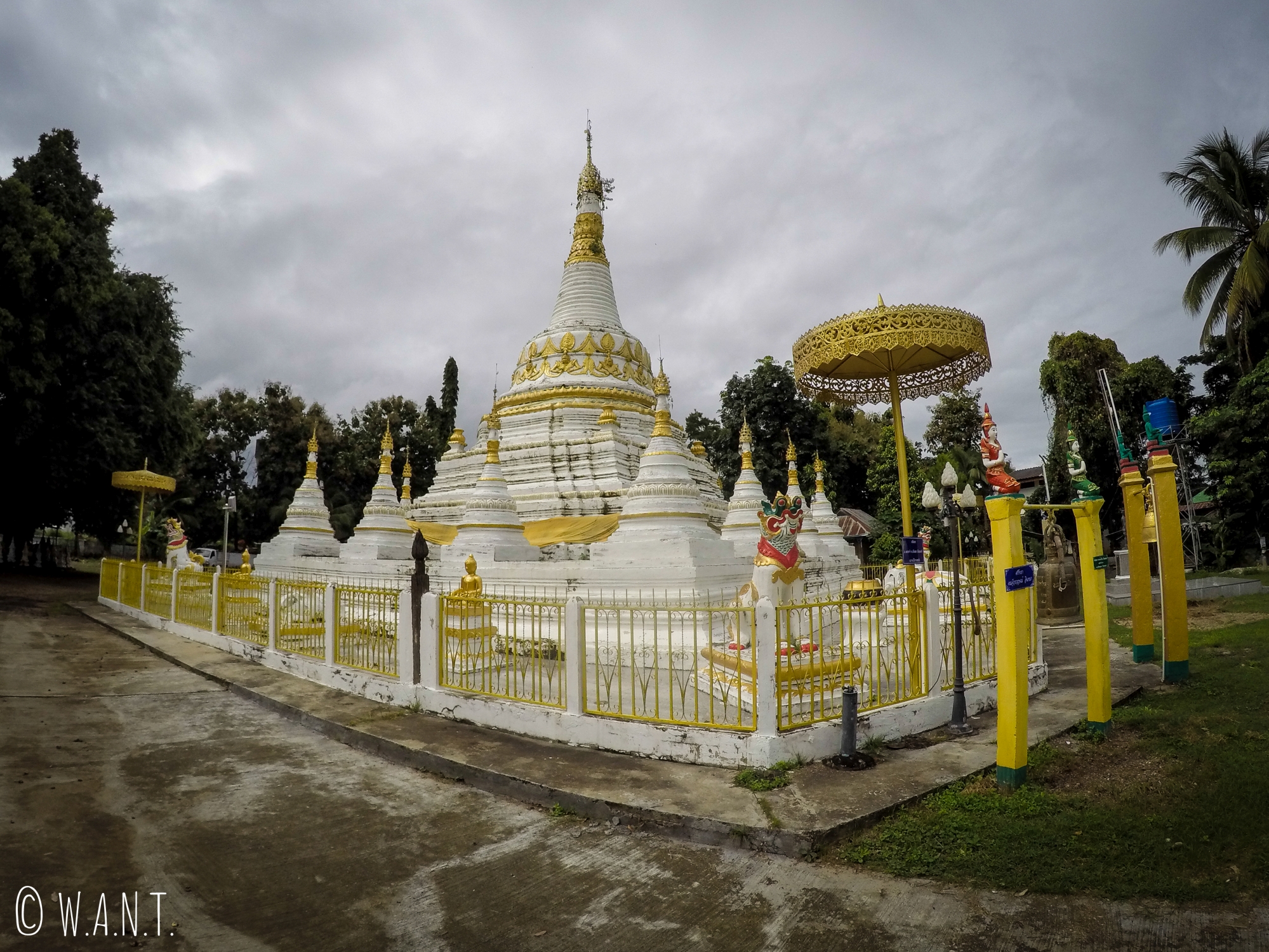 Stupa blanc et or du Wat Luang de Pai