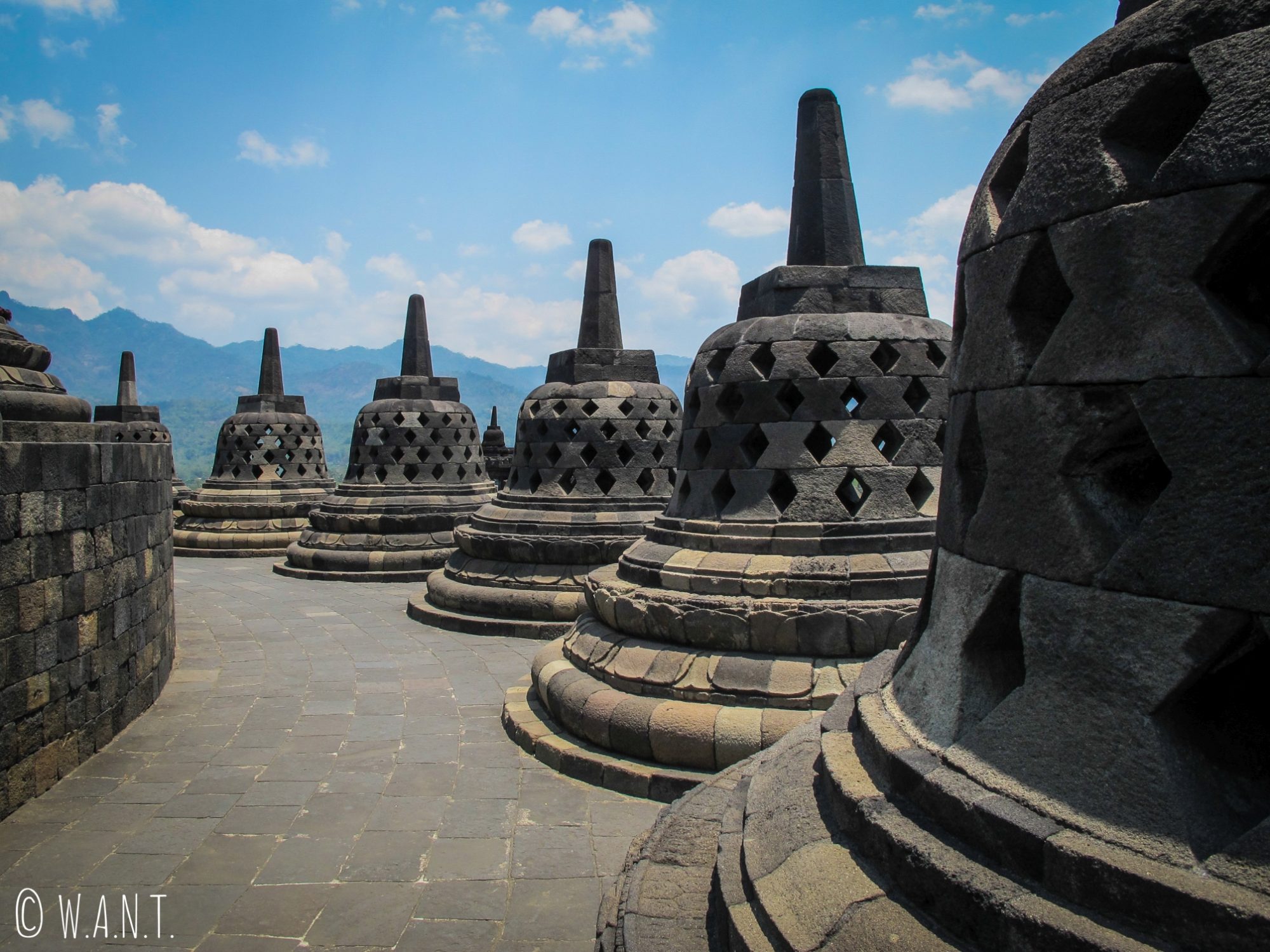 Stupas en forme de cloche au temple de Borobudur