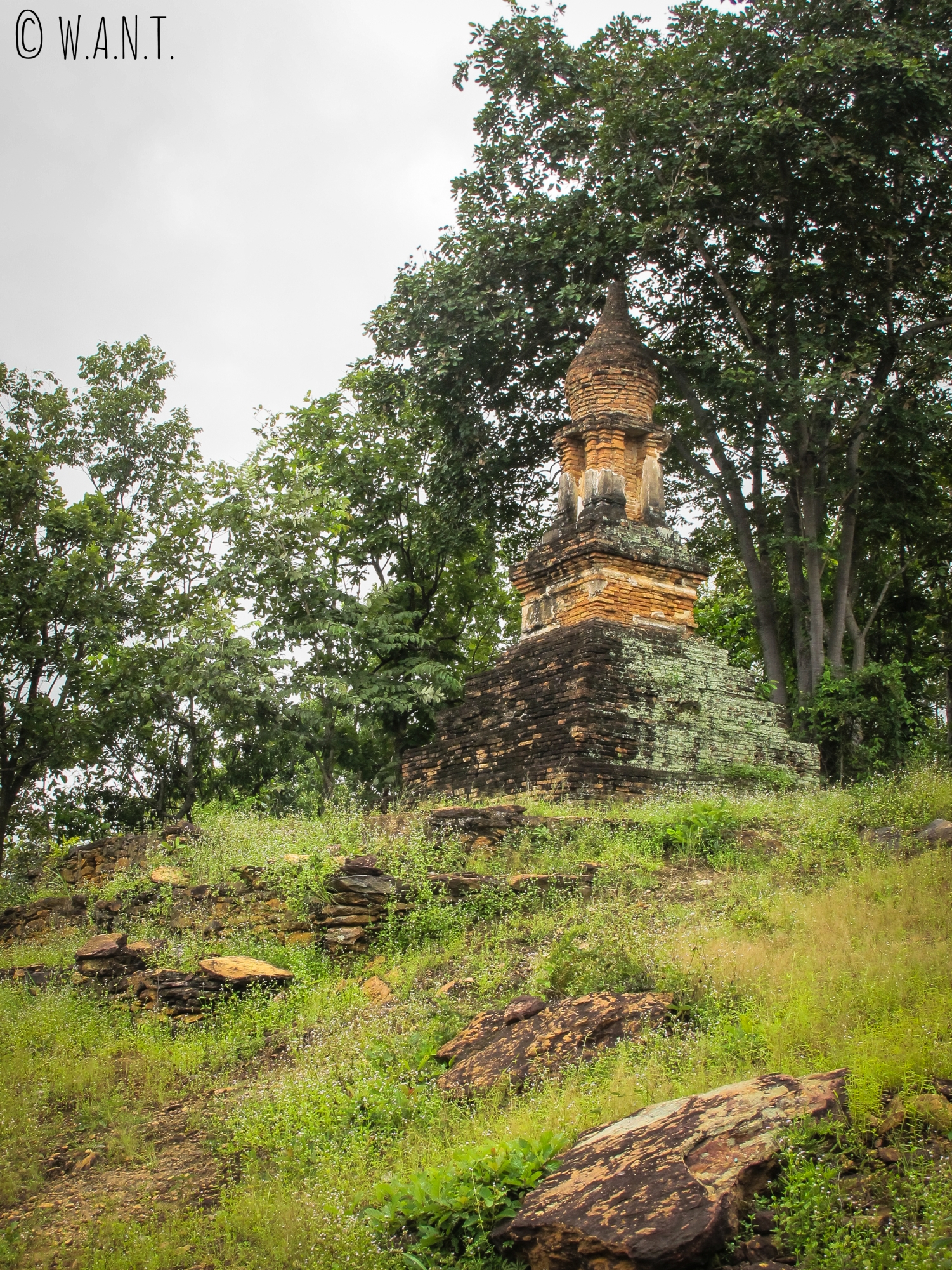 Temple secondaire dans la zone ouest du parc historique de Sukhothai