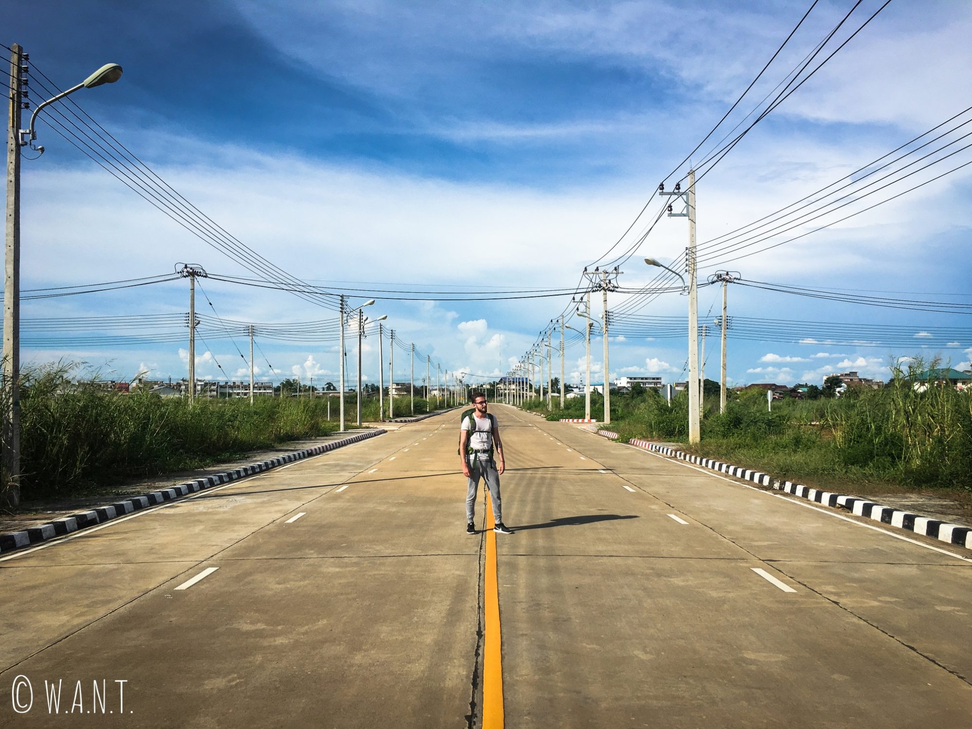 Thomas sur la route déserte de la gare de bus de Sukhothai