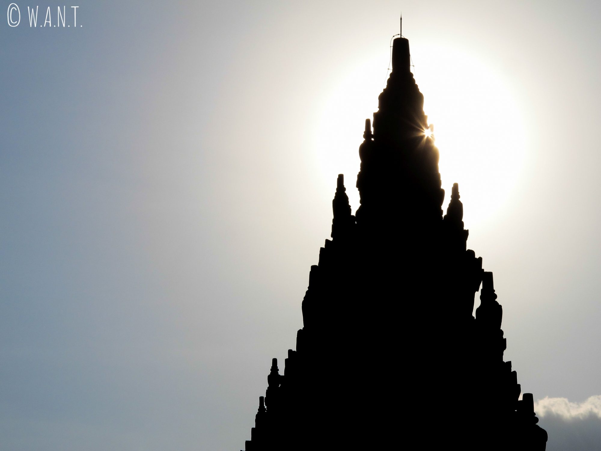 Toit d'un des temple de Prambanan à la lumière de la fin d'après-midi