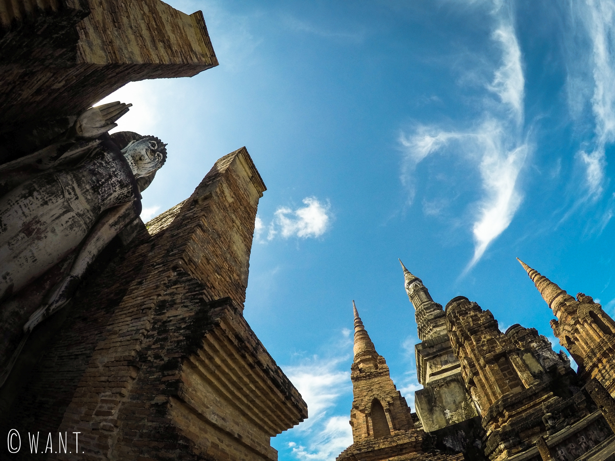 Vue en contre-plongée au Wat Mahathat de Sukhothai