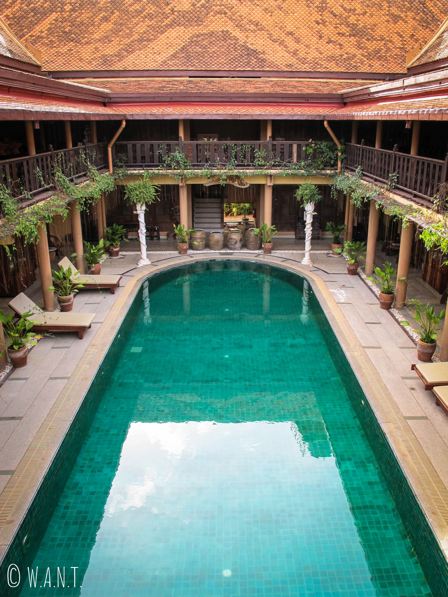 Vue en plongée sur la piscine du Ruean Thai Hotel de Sukhothai