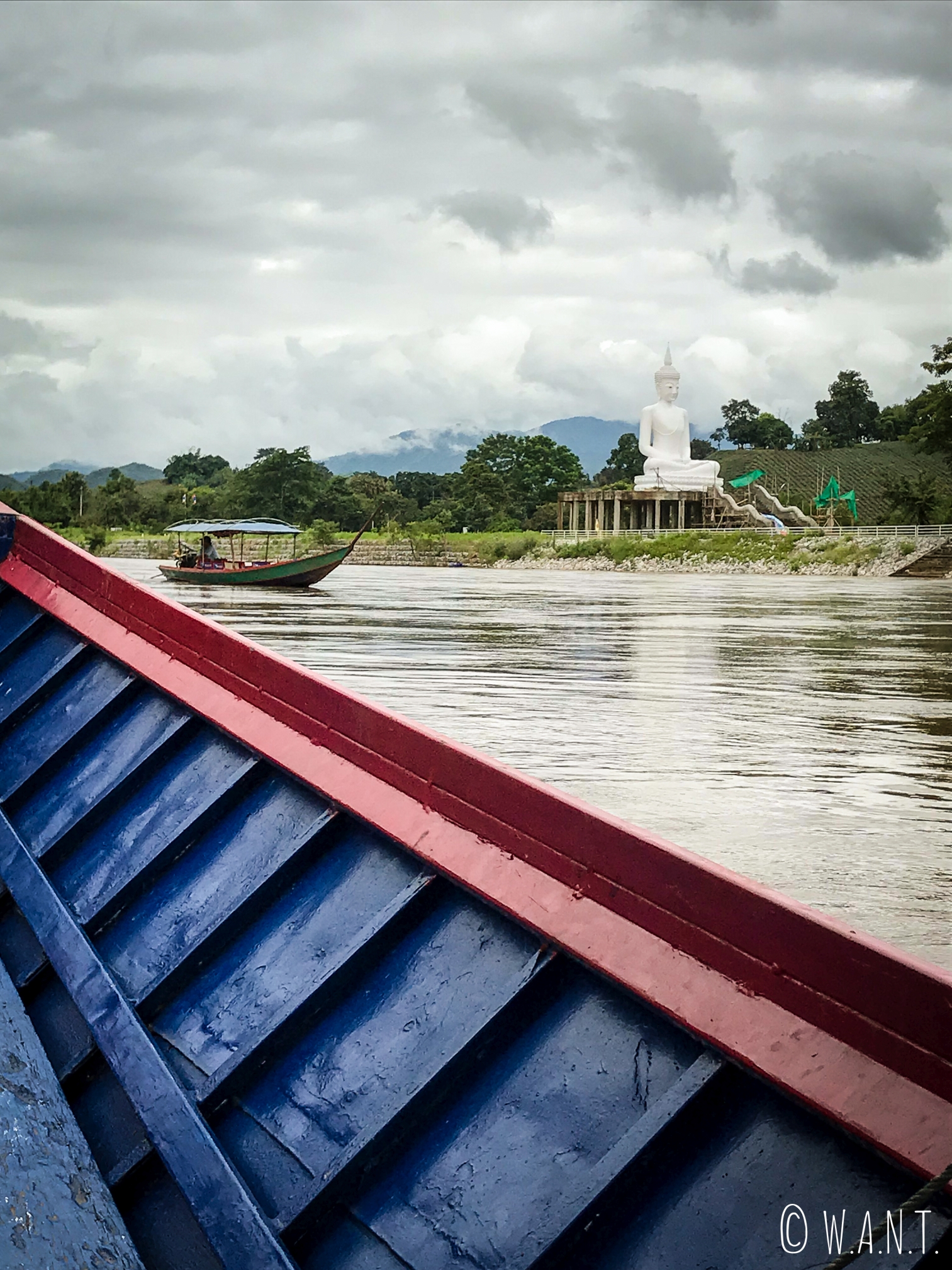Vue sur la rive de la Kok river de Chiang Rai depuis notre long boat