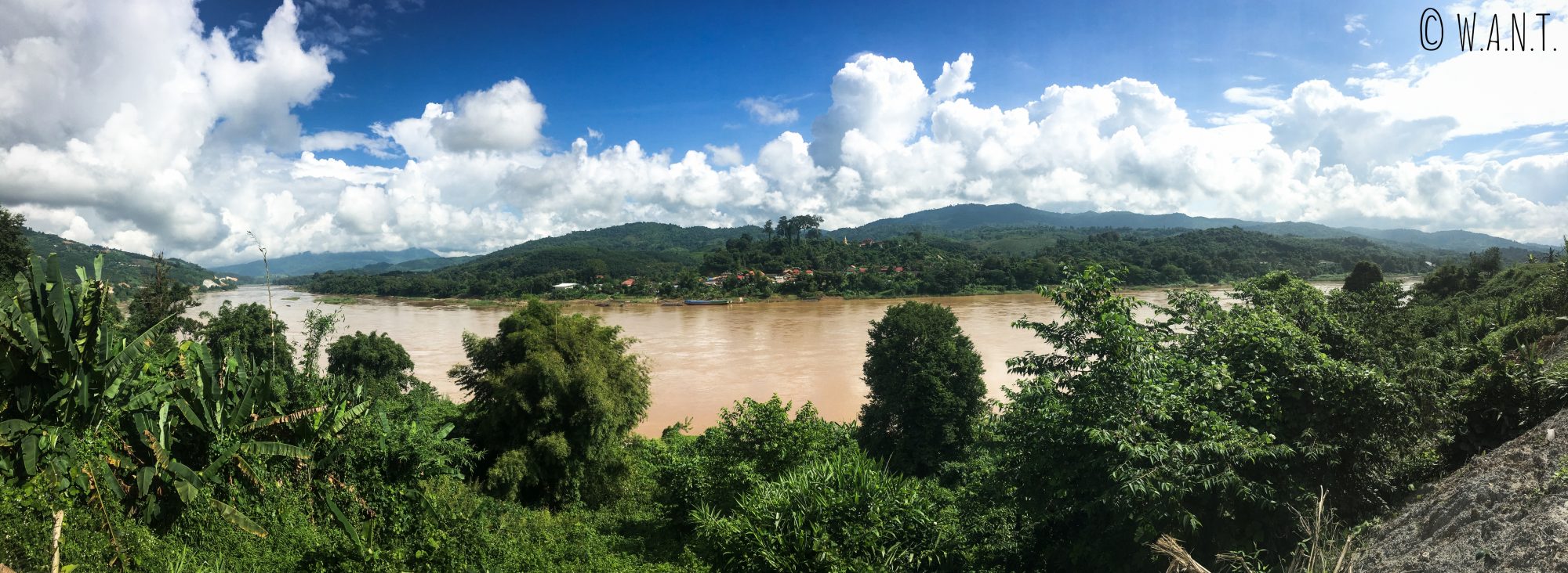 Vue sur le Laos de l'autre côté du Mékong