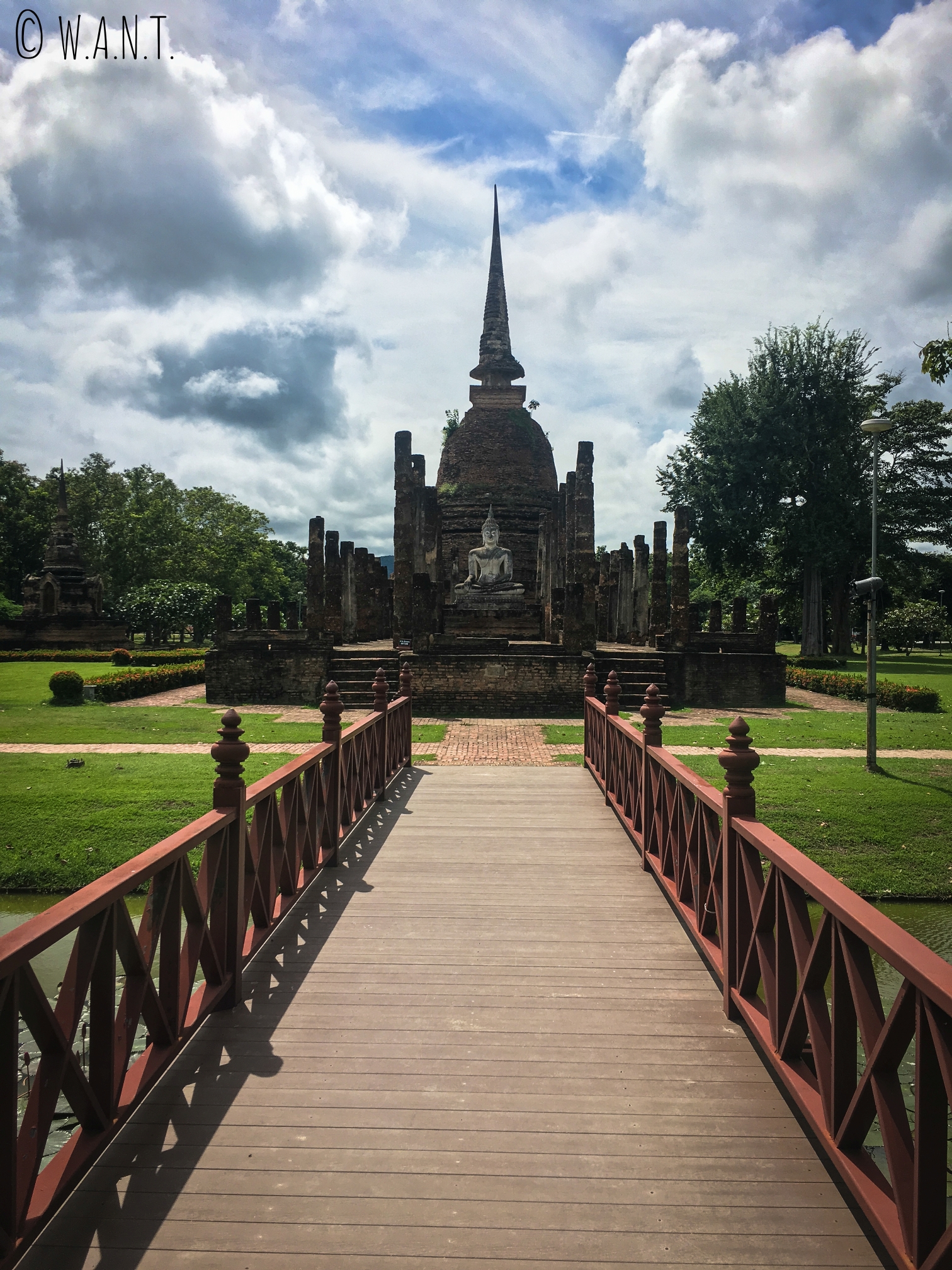 Vue sur le Wat Sa Si dans la zone centrale du parc historique de Sukhothai