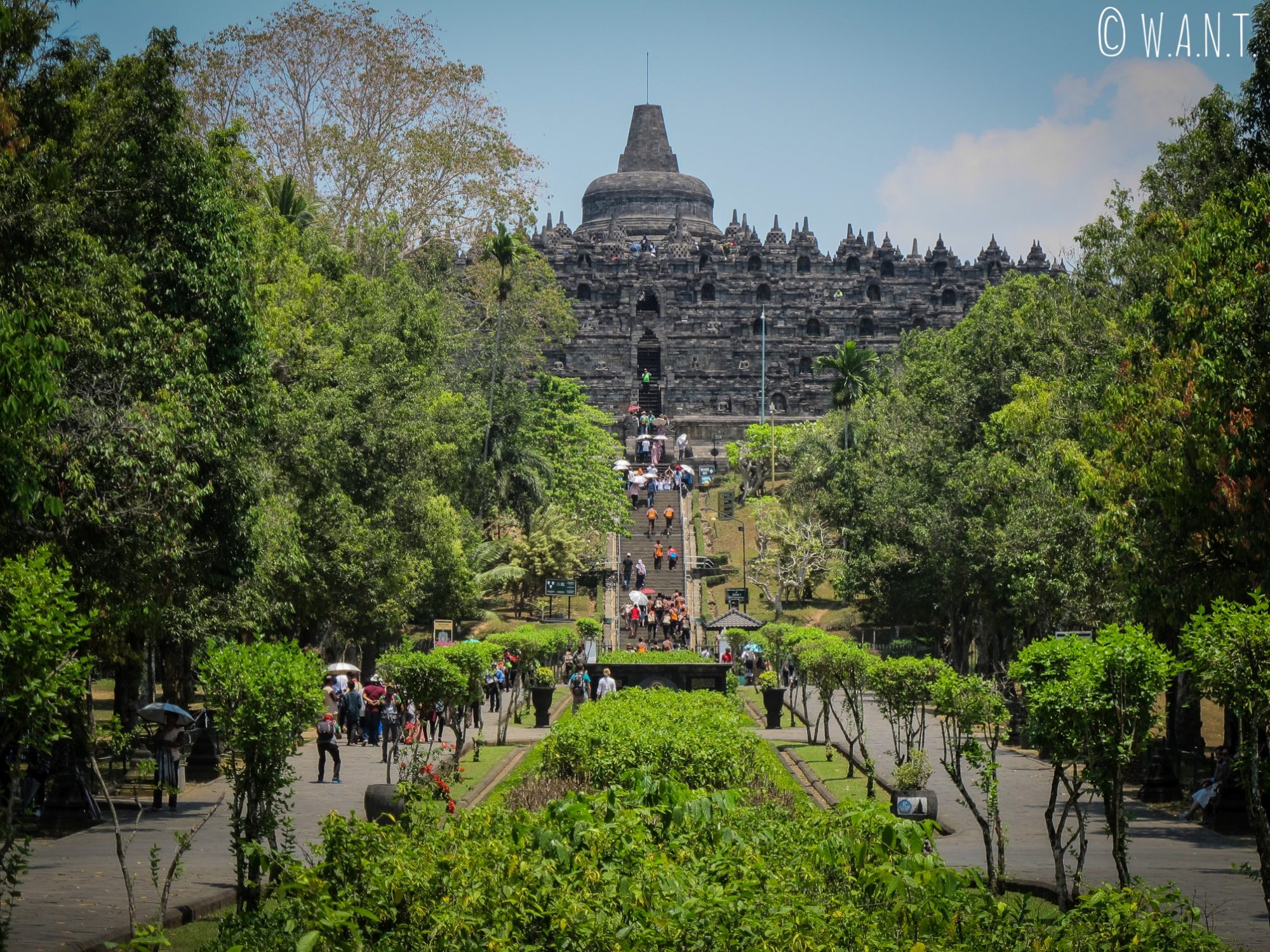 Vue sur le temple depuis l'entrée du site de Borobudur