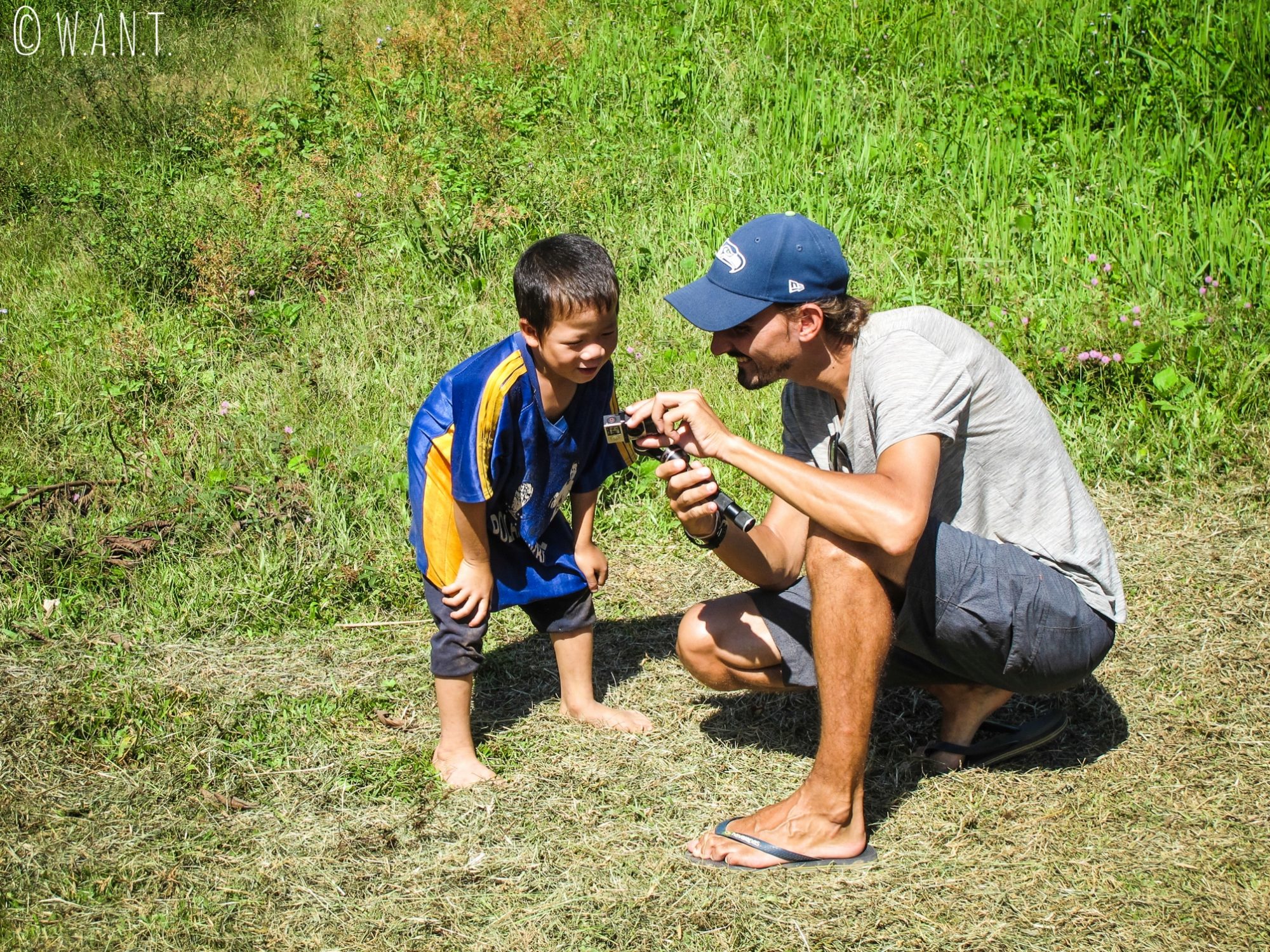 Benjamin et un enfant dans un village près de Muang Ngoi