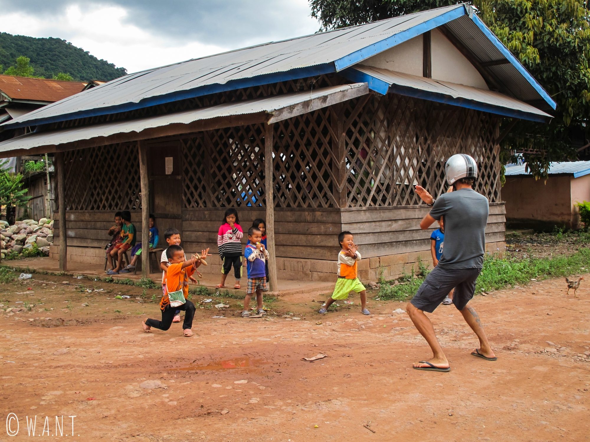 Benjamin joue avec les enfants d'un village près de Luang Namtha