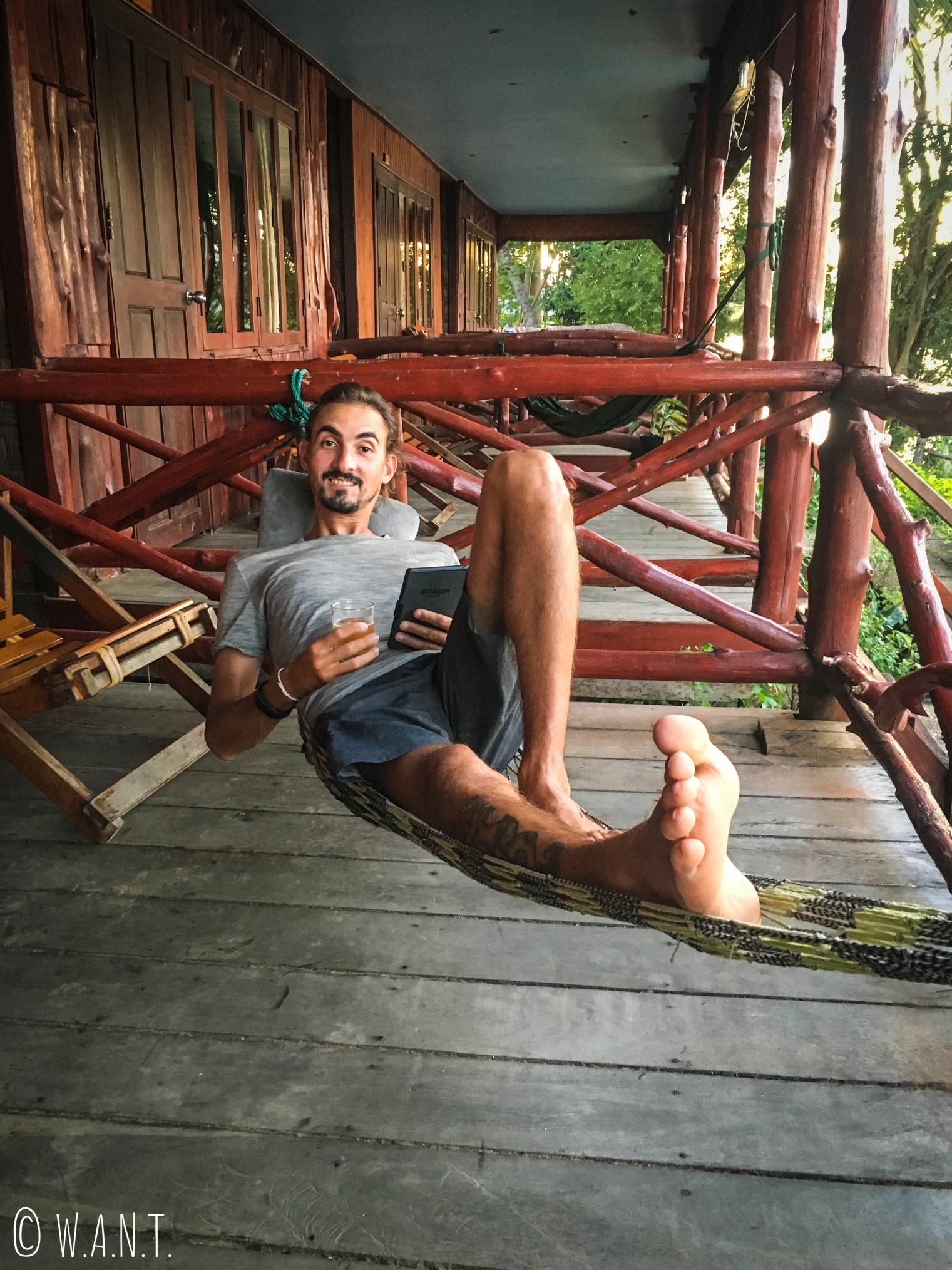Benjamin profite du hamac de notre bungalow sur l'île de Don Khon