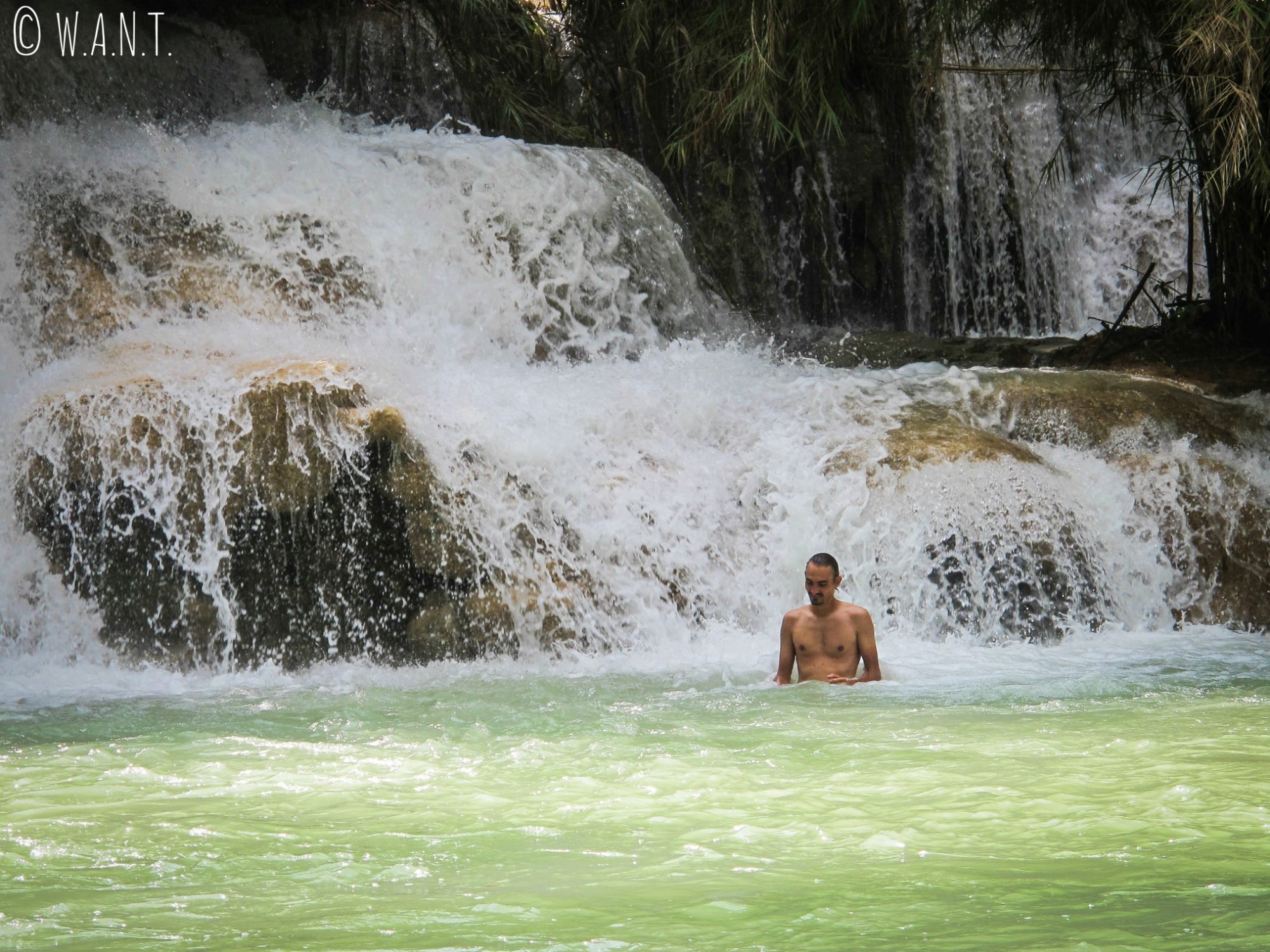 Benjamin s'est baigné dans la cascade Kuang Si à Luang Prabang