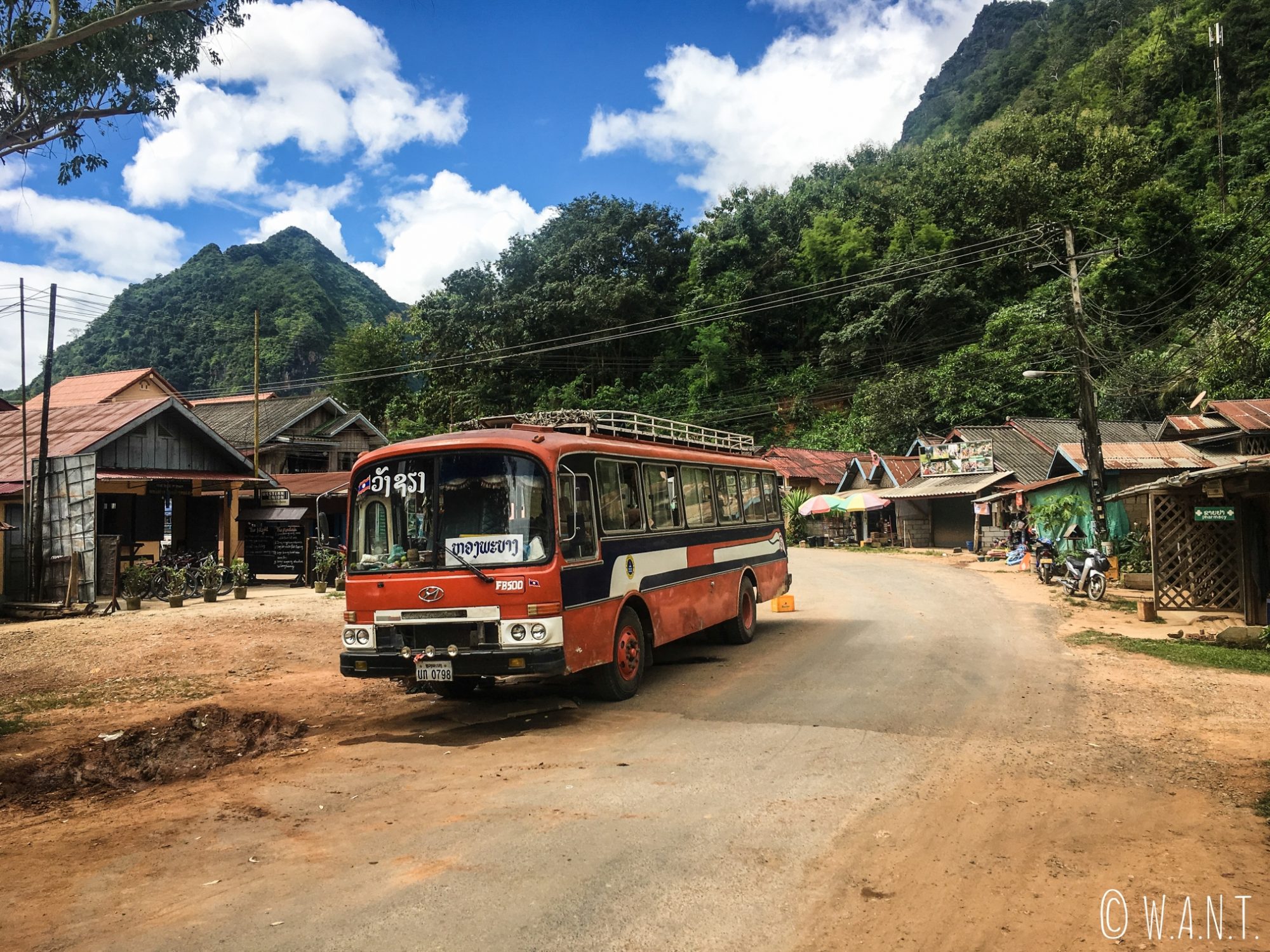 Bus local dans la rue principale de Nong Khiaw