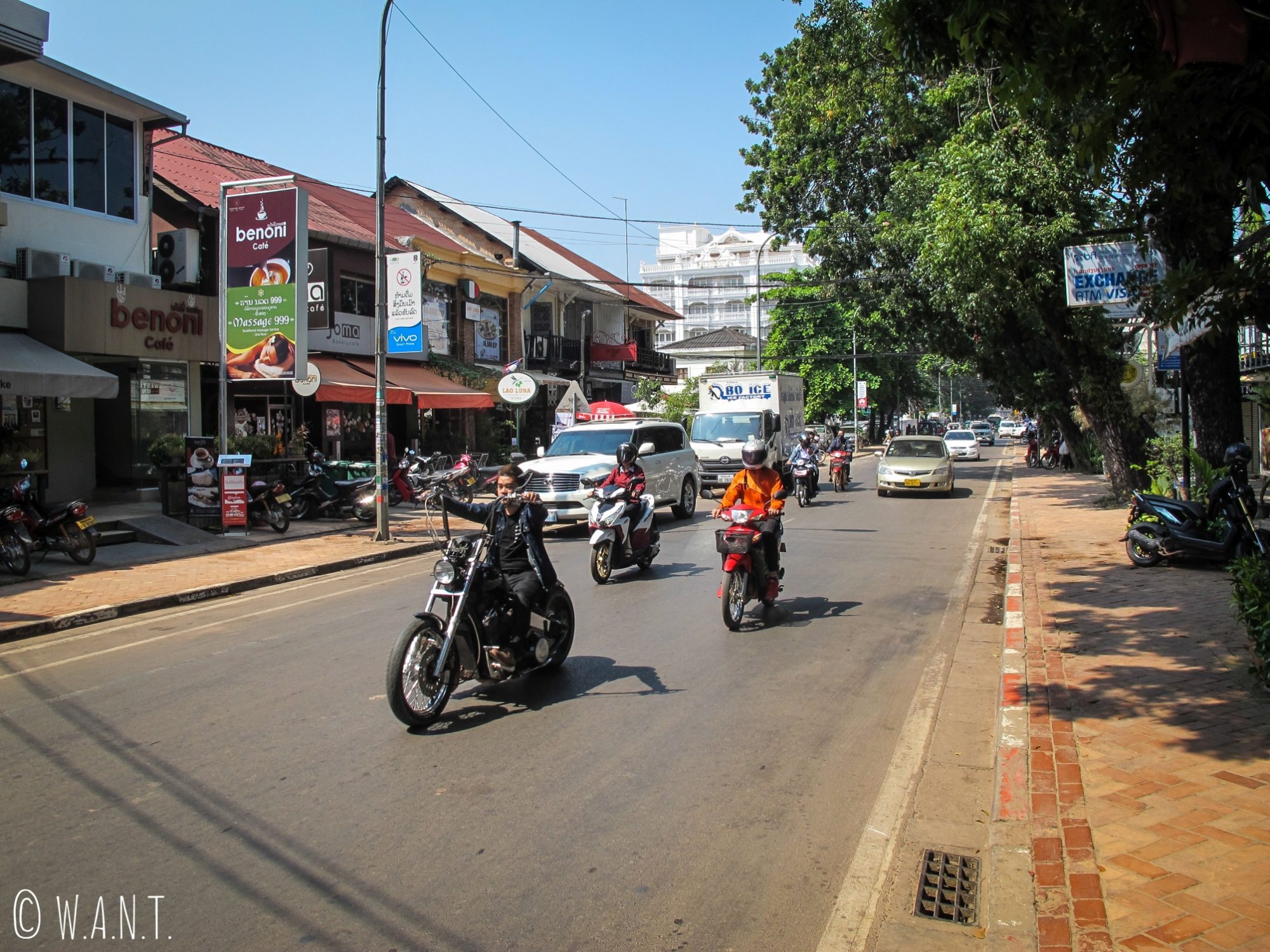 Circulation dans le centre-ville de Vientiane