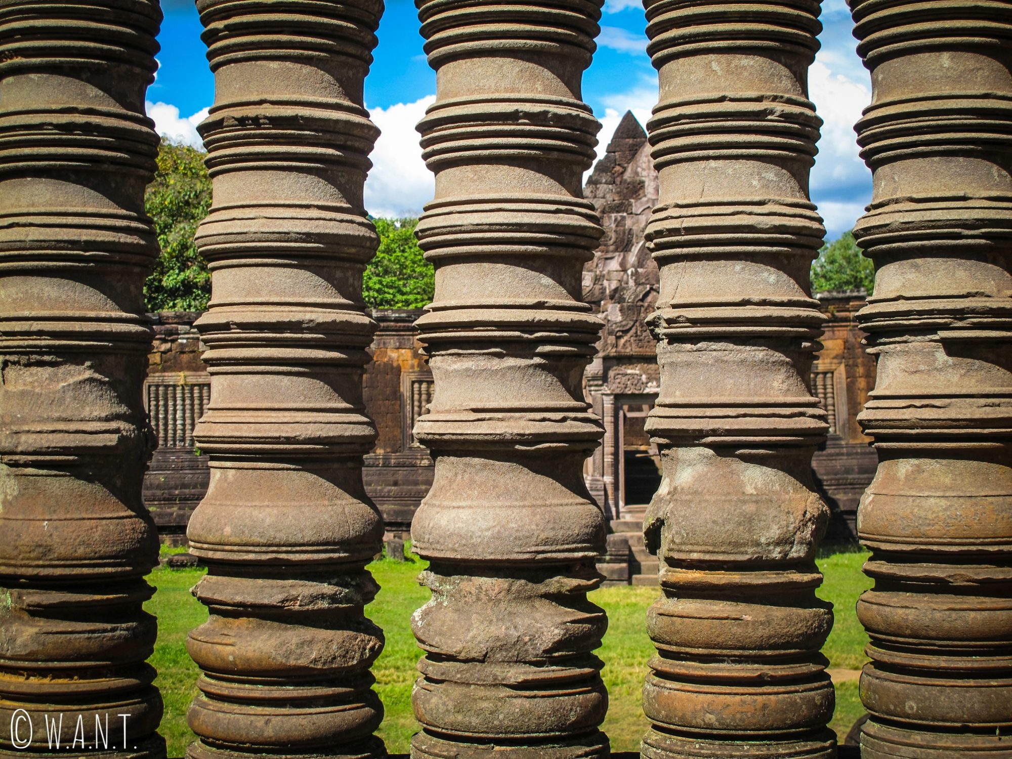 Colonnes en pierre placées devant une fenêtre de l'un des deux palais à Vat Phou
