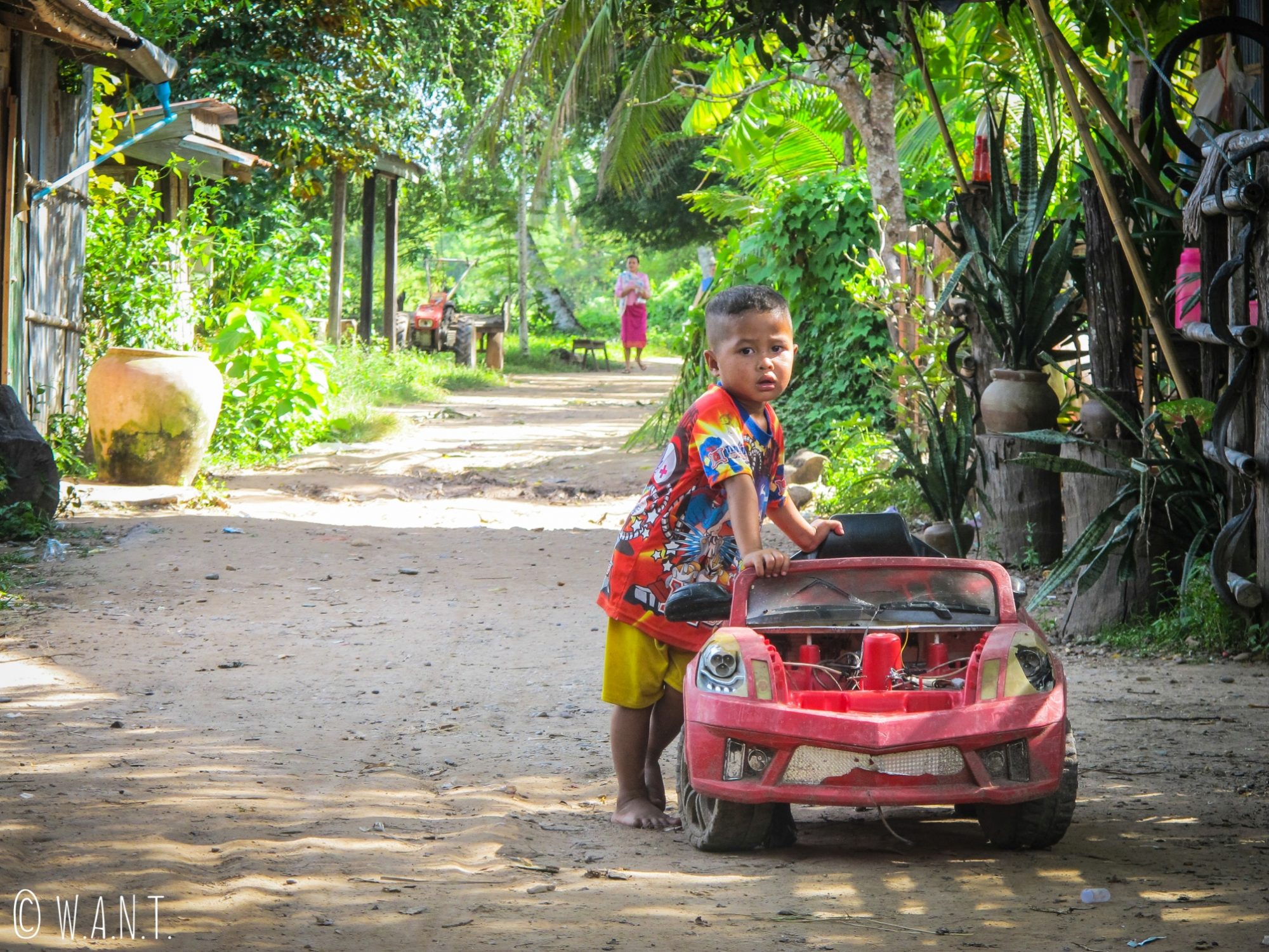 Enfant et sa voiture sur l'île de Don Khon