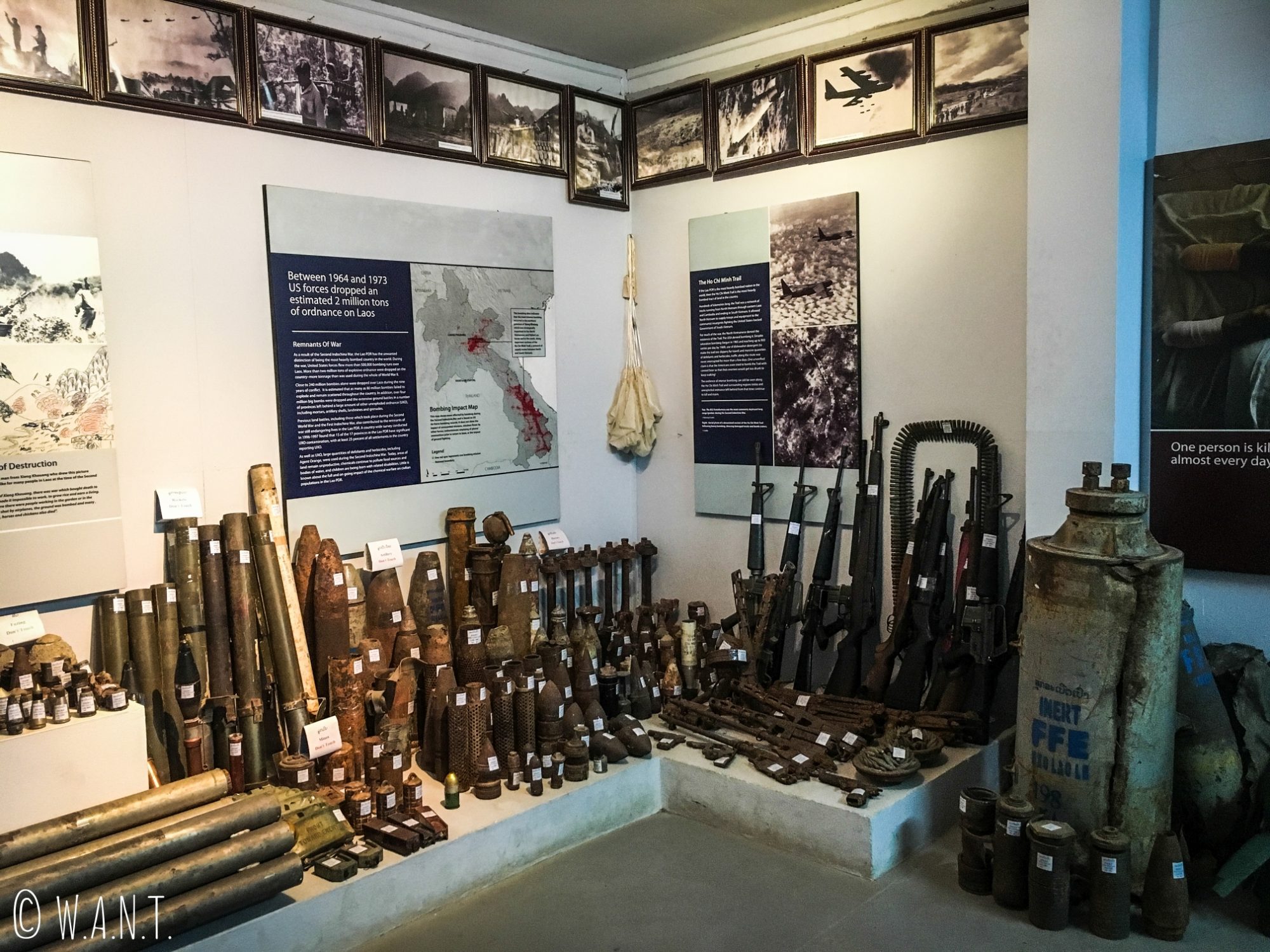 Exposition d'armes et de munitions au UXO Lao Centre de Luang Prabang