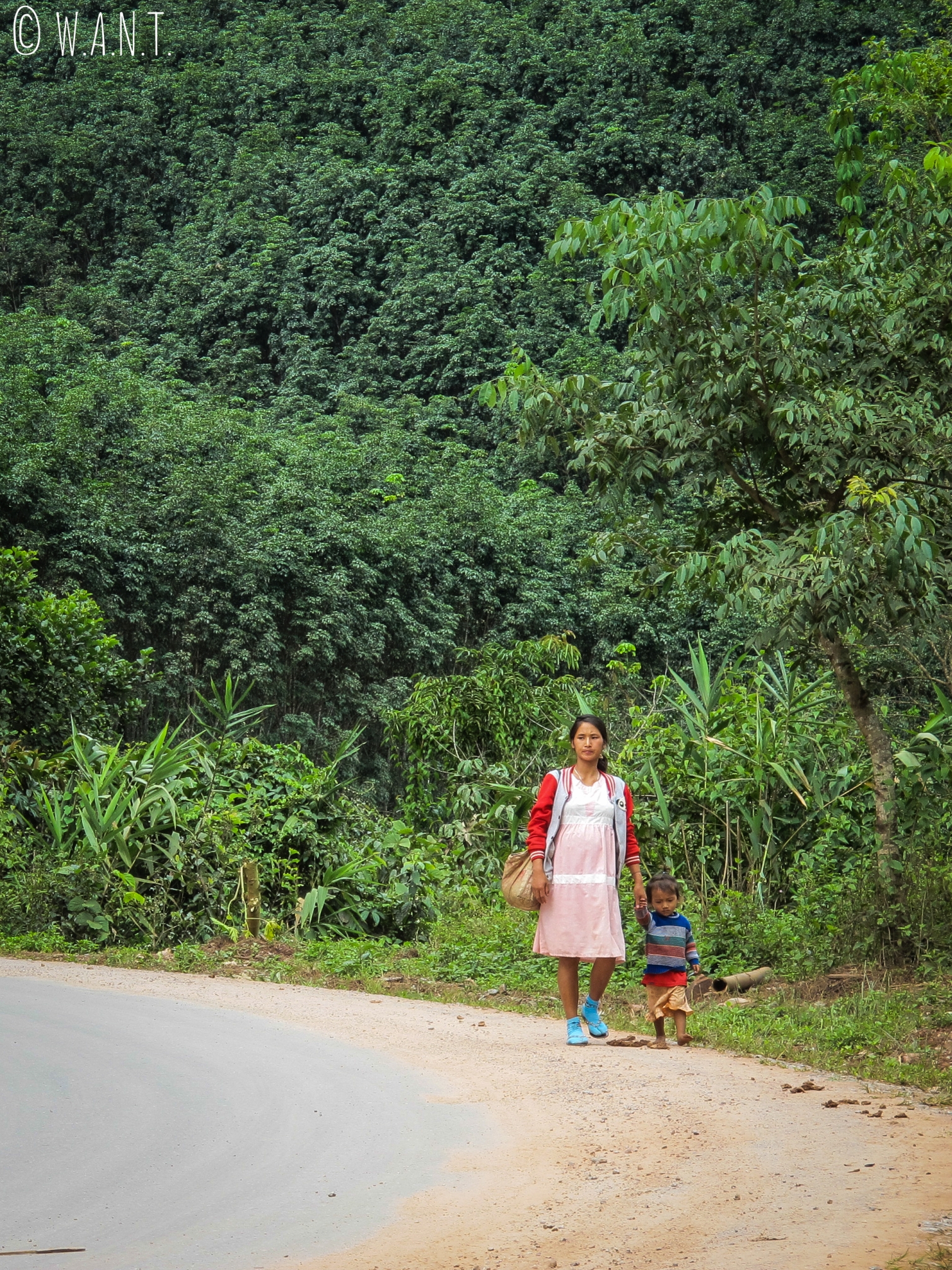 Femme enceinte et son enfant sur la route de Muang Sing au Laos
