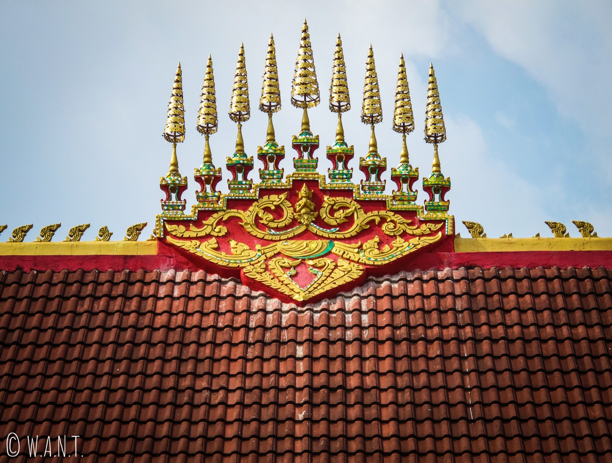 Gros plan sur le toit du temple de Lak Sao
