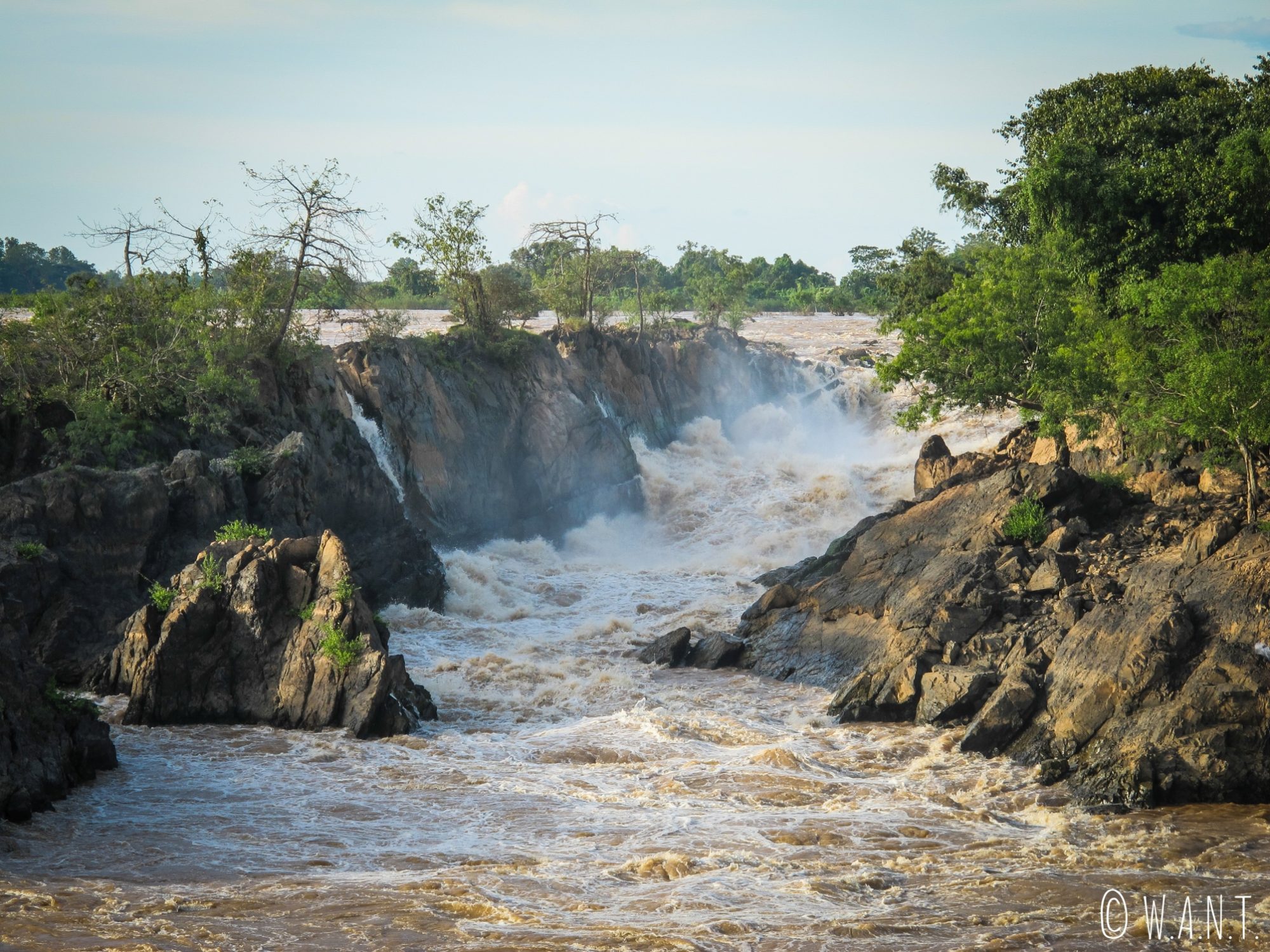 Gros plan sur un des bras des cascades de Li Phi sur l'île de Don Khon
