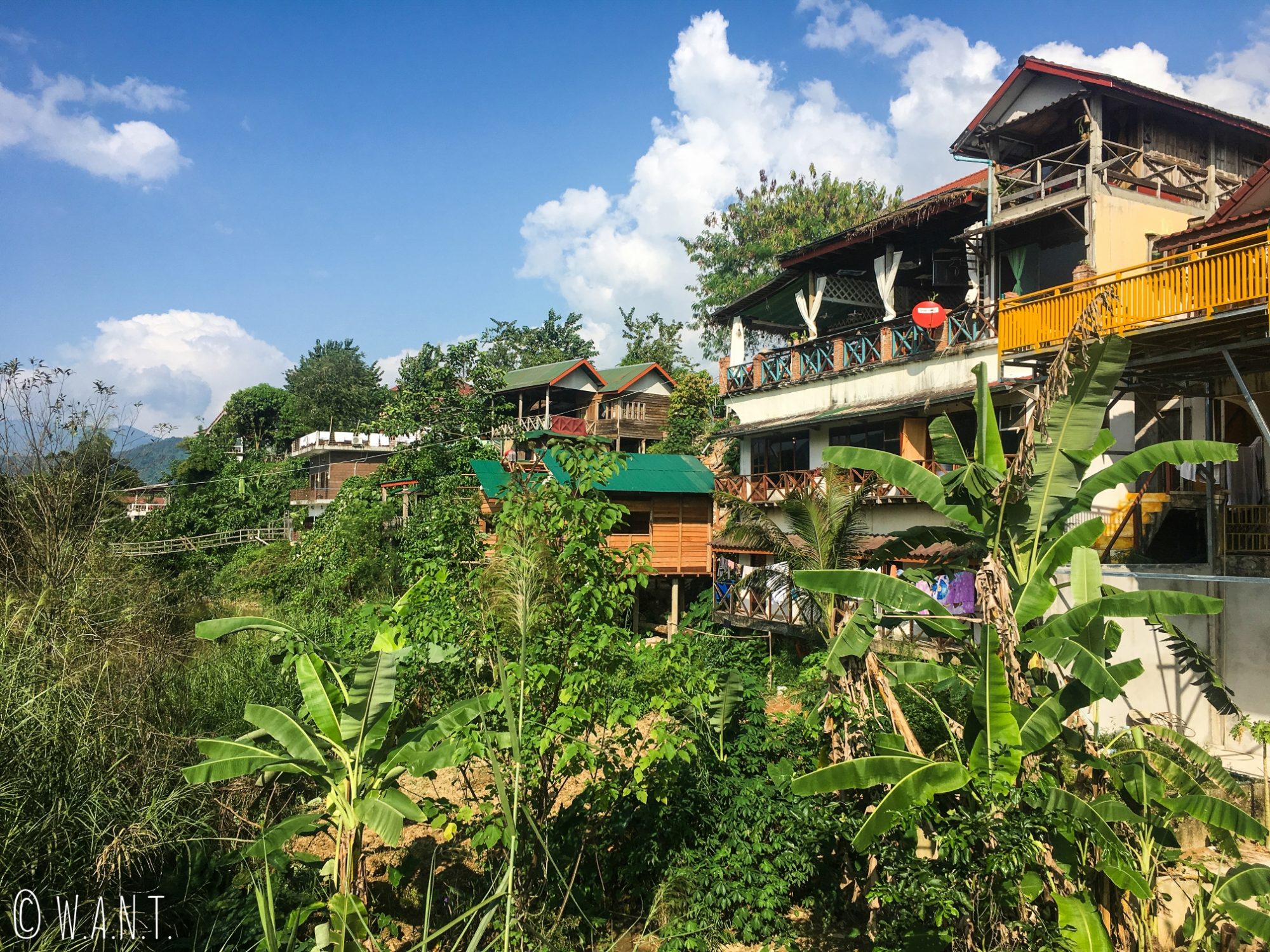 Habitations, guesthouses et restaurants au nord de Vang Vieng