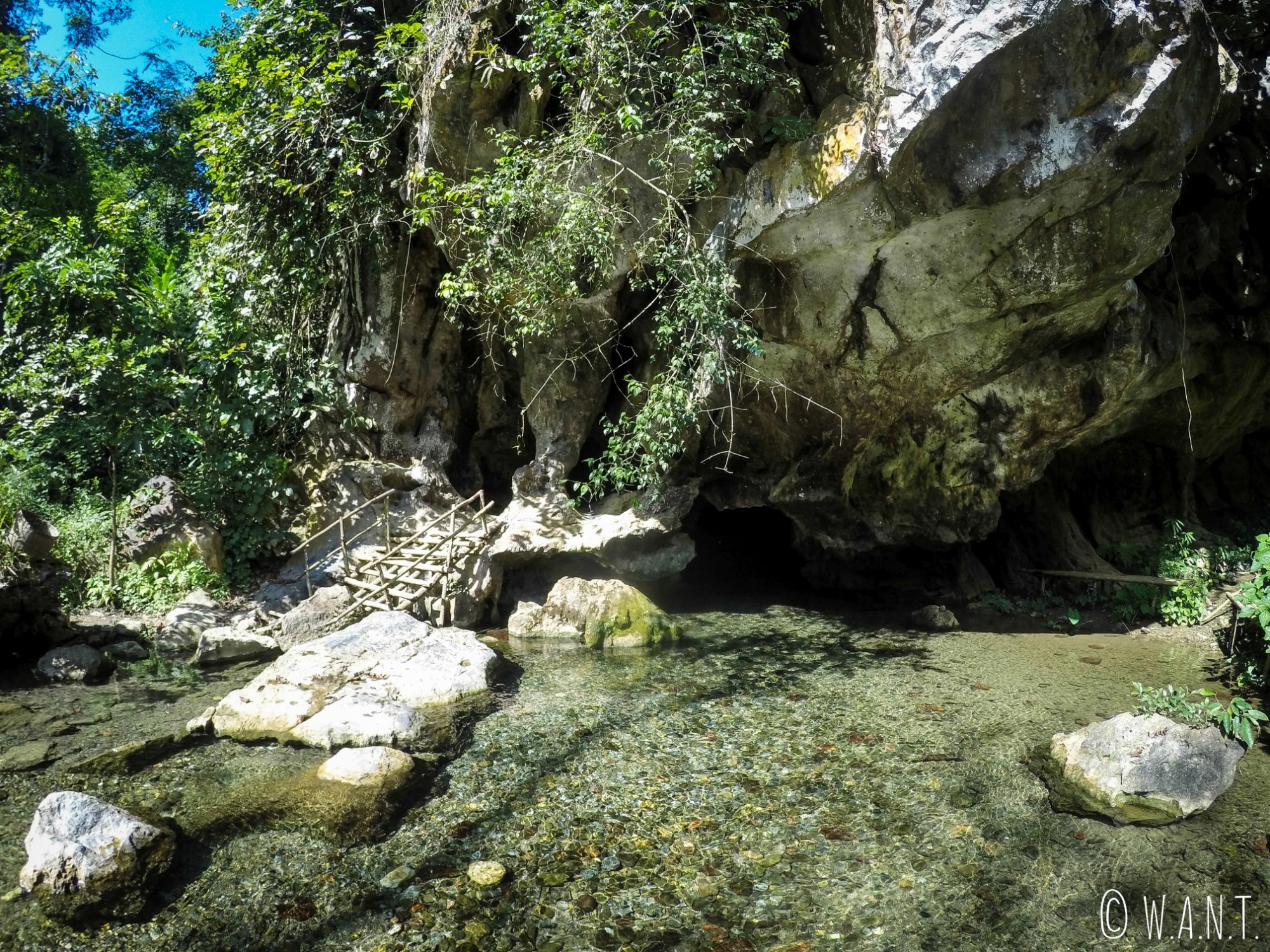Il est possible de se baigner dans la grotte de Tham Kang à Muang Ngoi