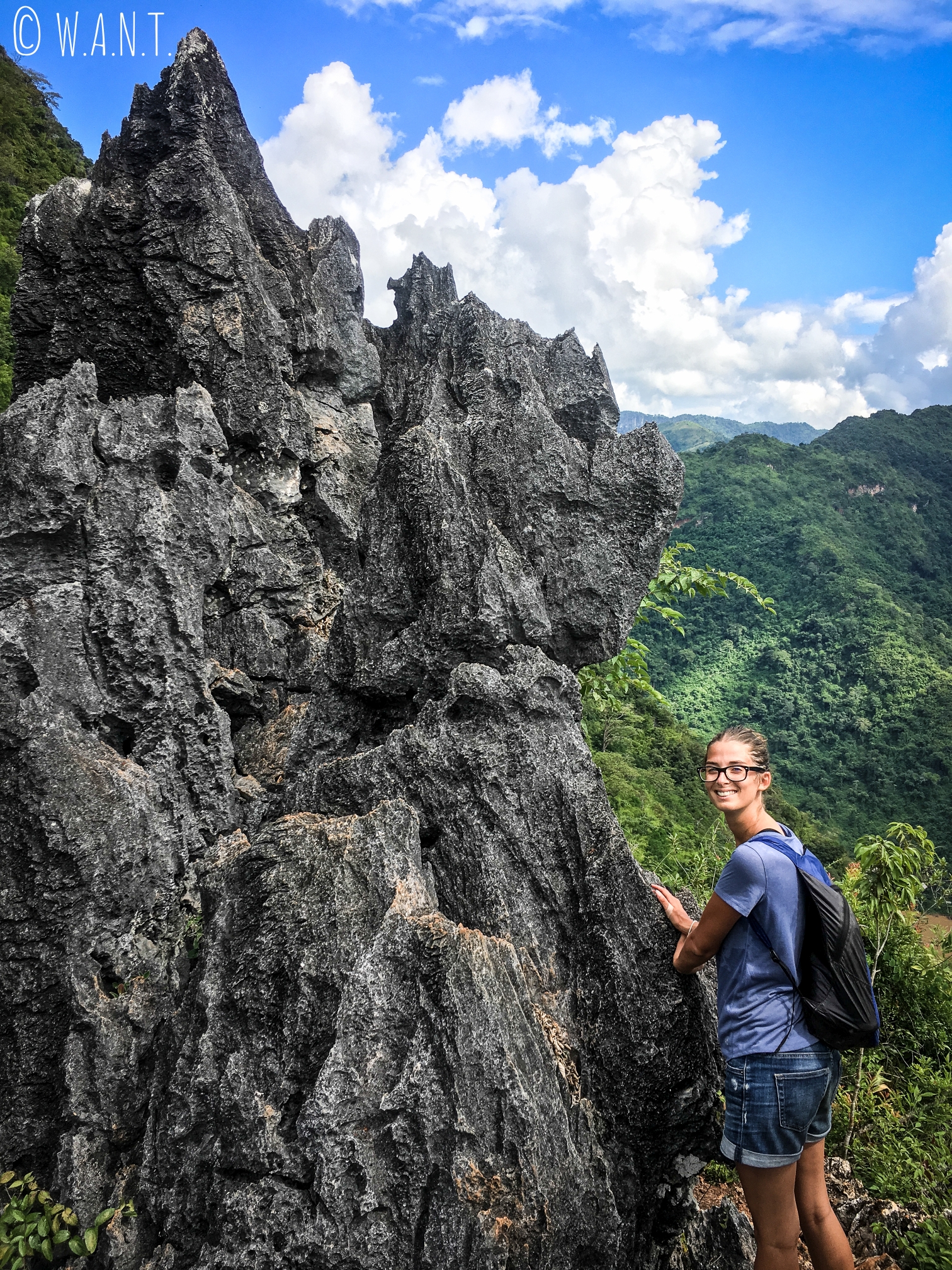 L'accès au point de vue Nang None de Nong Khiaw se fait en escaladant de la roche