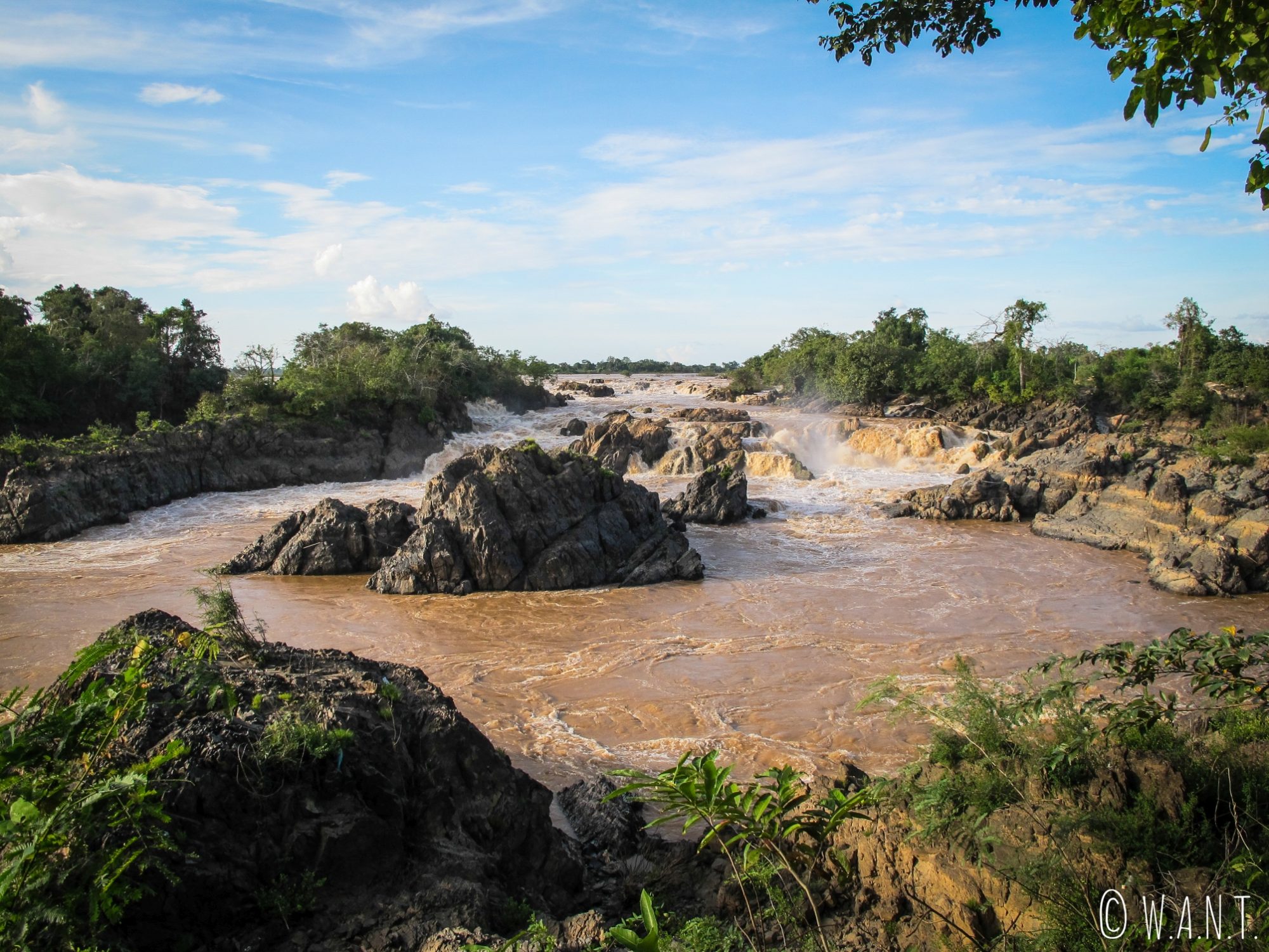 Le Mékong déverse ses eaux violemment dans les cascades de Li Phi sur l'île de Don Khon
