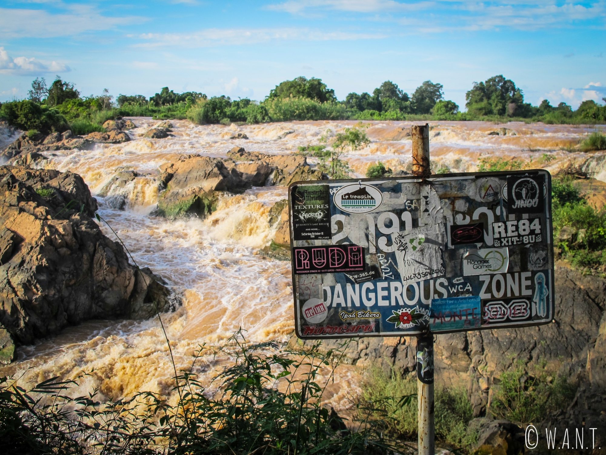 Le chemin longeant les cascades de Li Phi sur l'île de Don Khon est indiqué comme dangereux