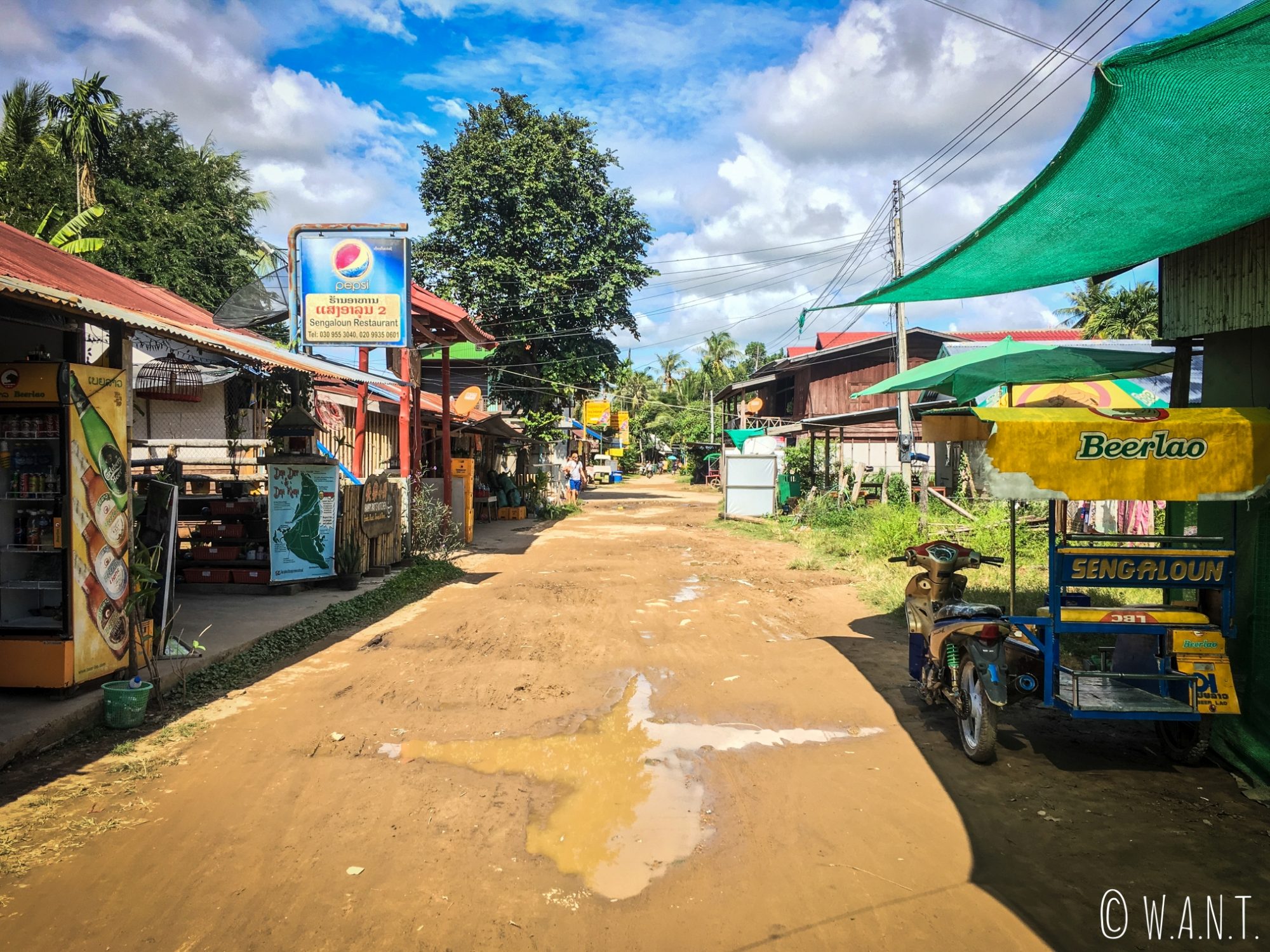 Les restaurants et les guesthouses bordent la rue principale de l'île de Don Khon
