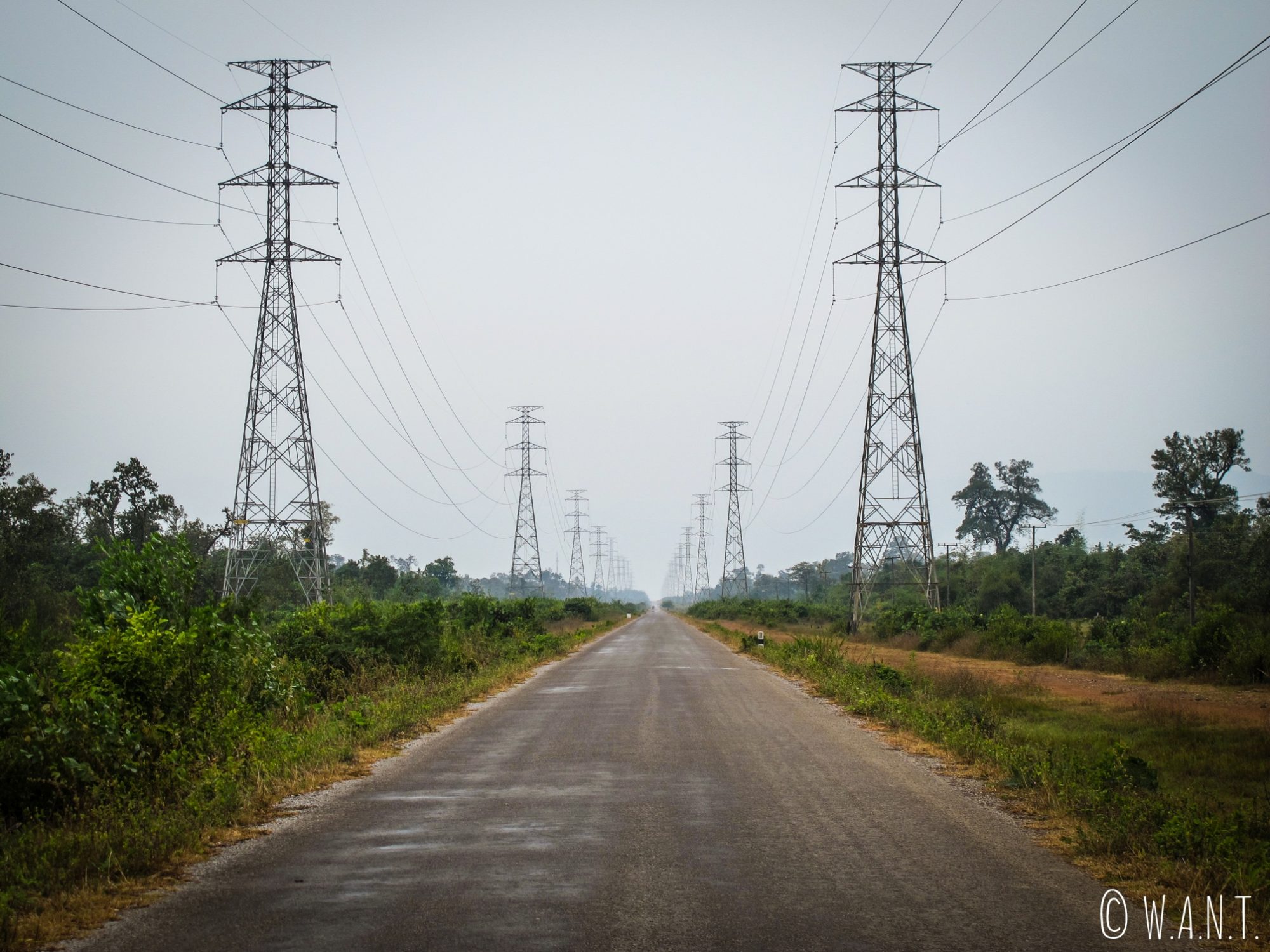 Lignes électriques sur la route de Konglor durant la boucle de Thakhek