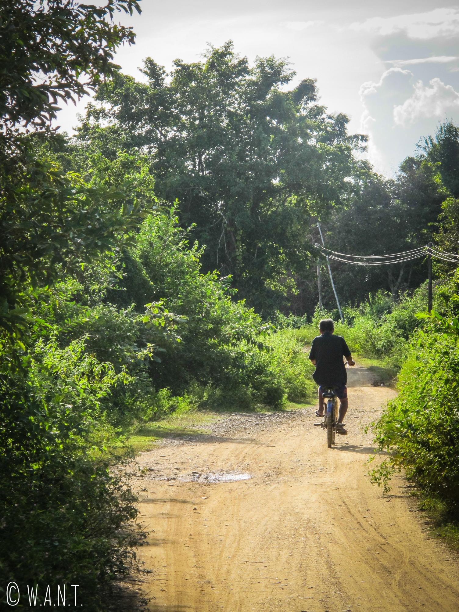 Local se déplaçant à vélo sur l'île de Don Khon