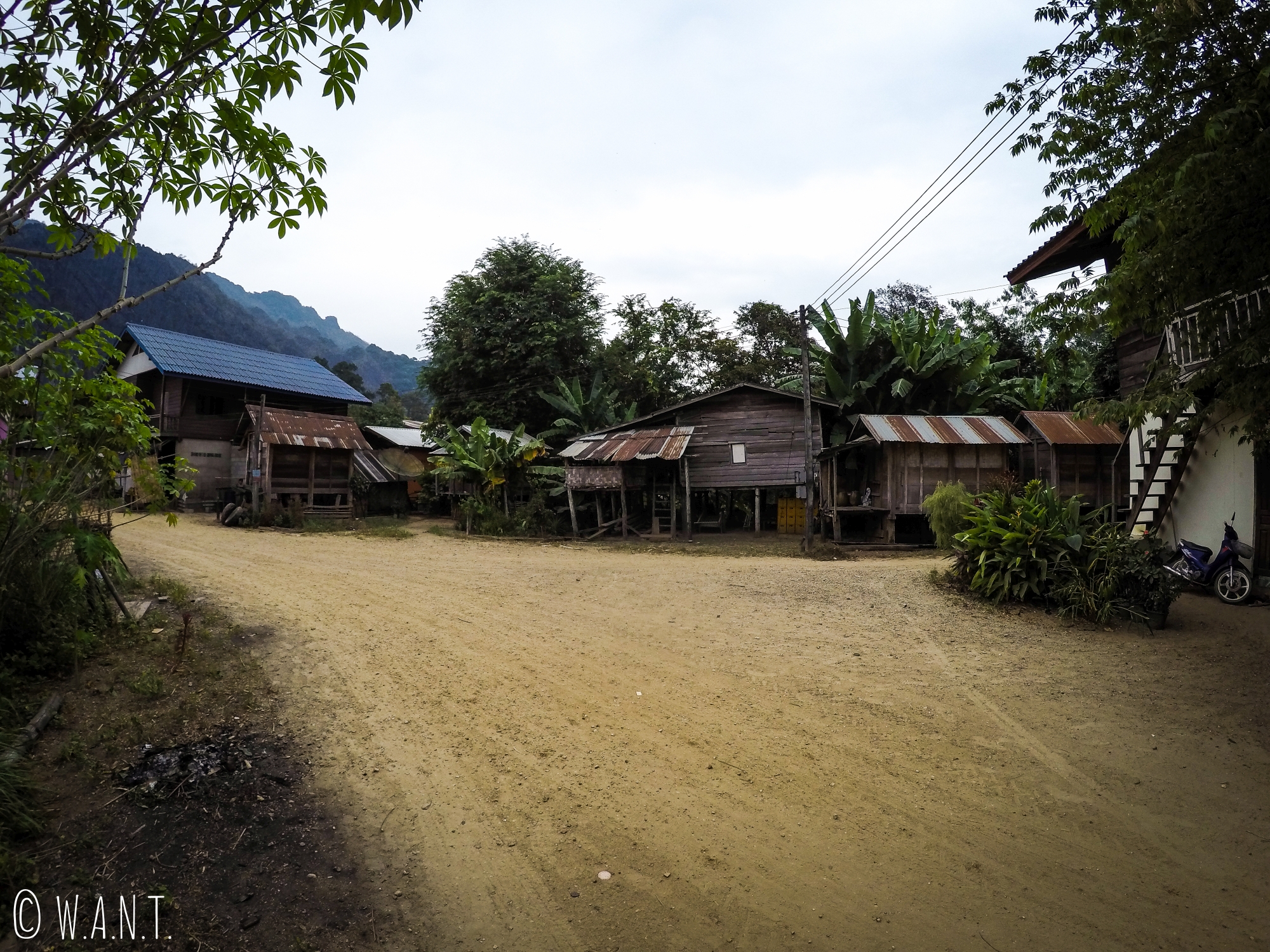 Maisons en bois dans le village de Konglor