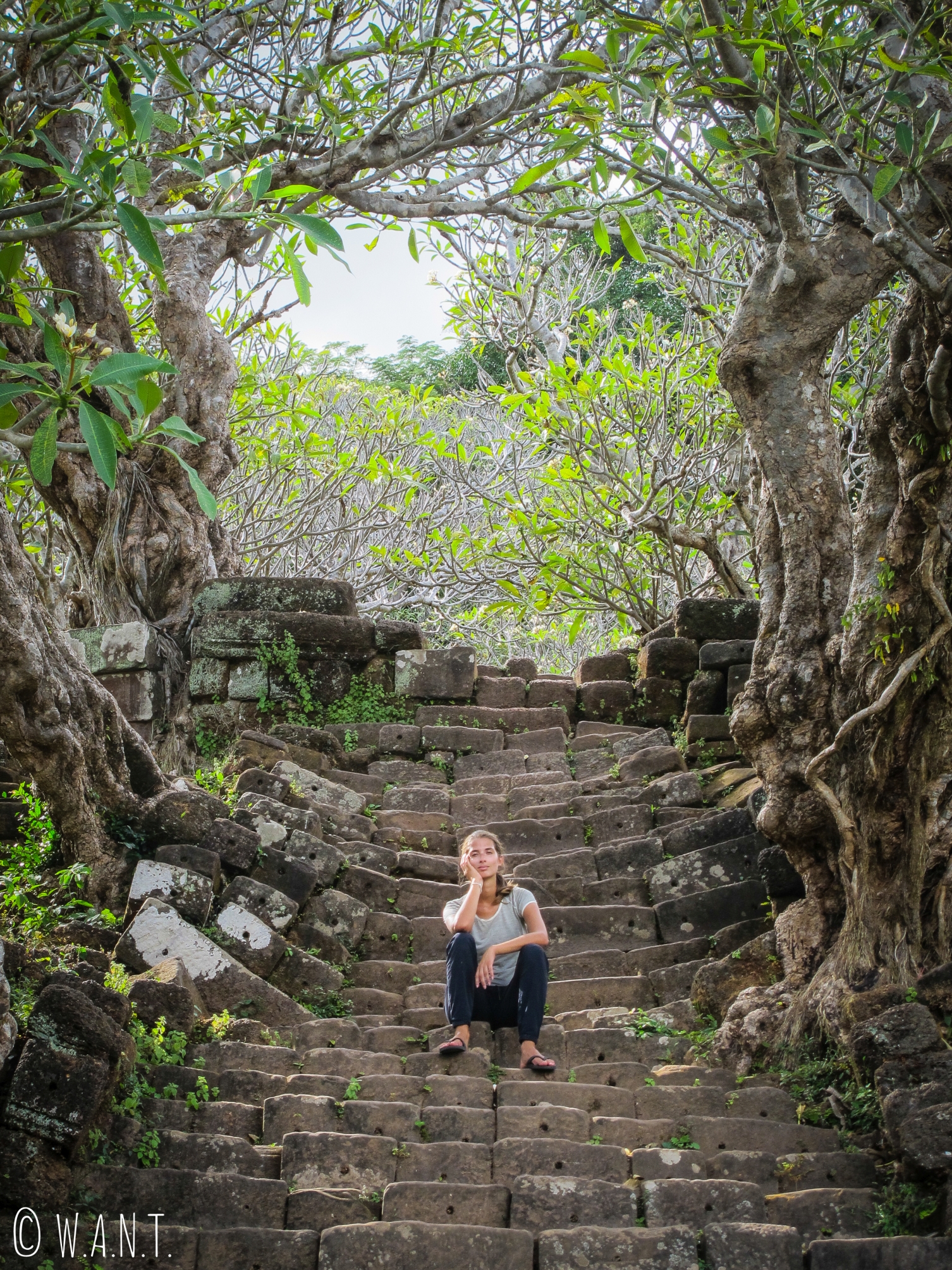 Marion dans les escaliers menant au sanctuaire de Vat Phou
