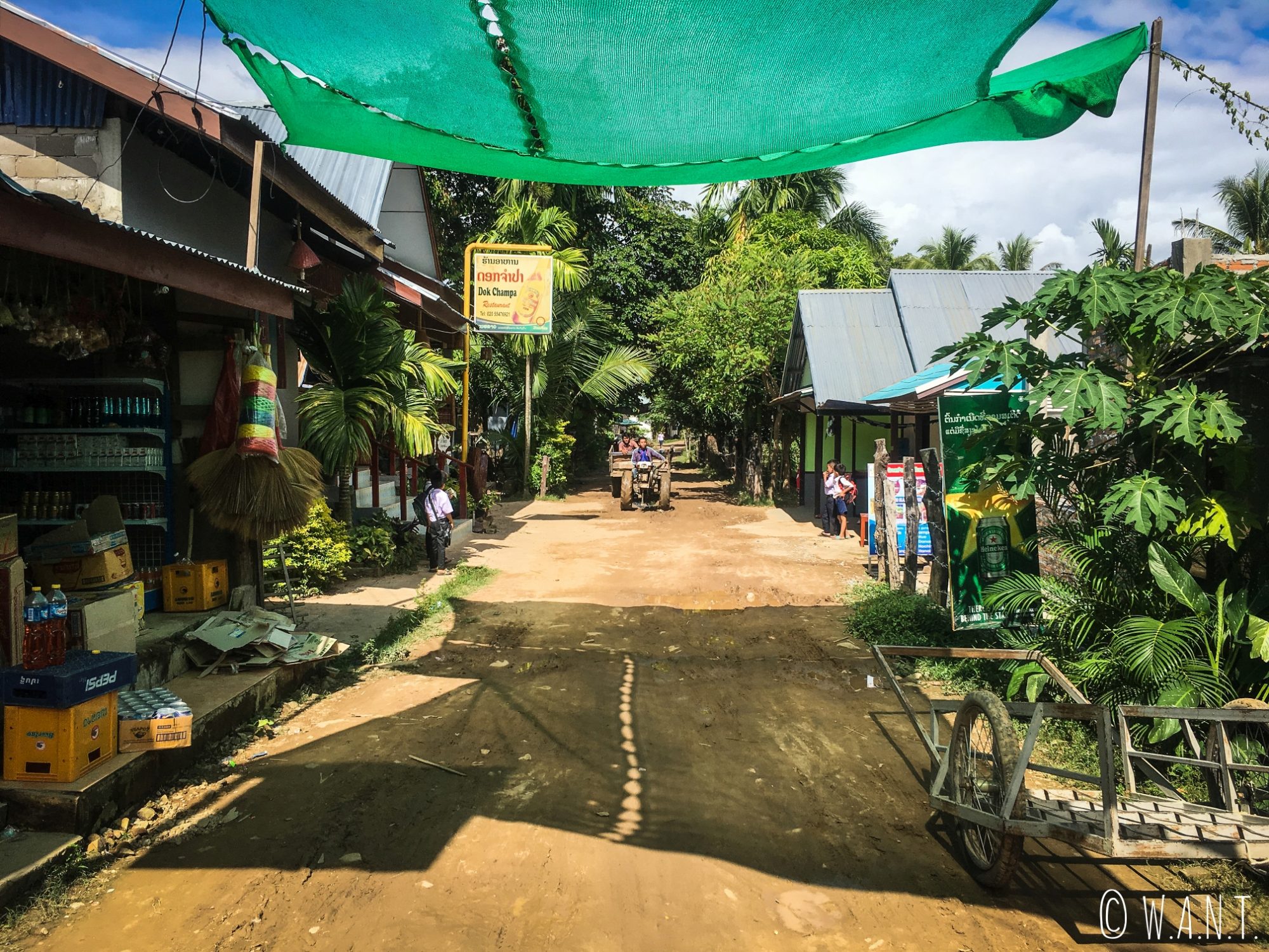 Motoculteur dans la rue principale de l'île de Don Khon