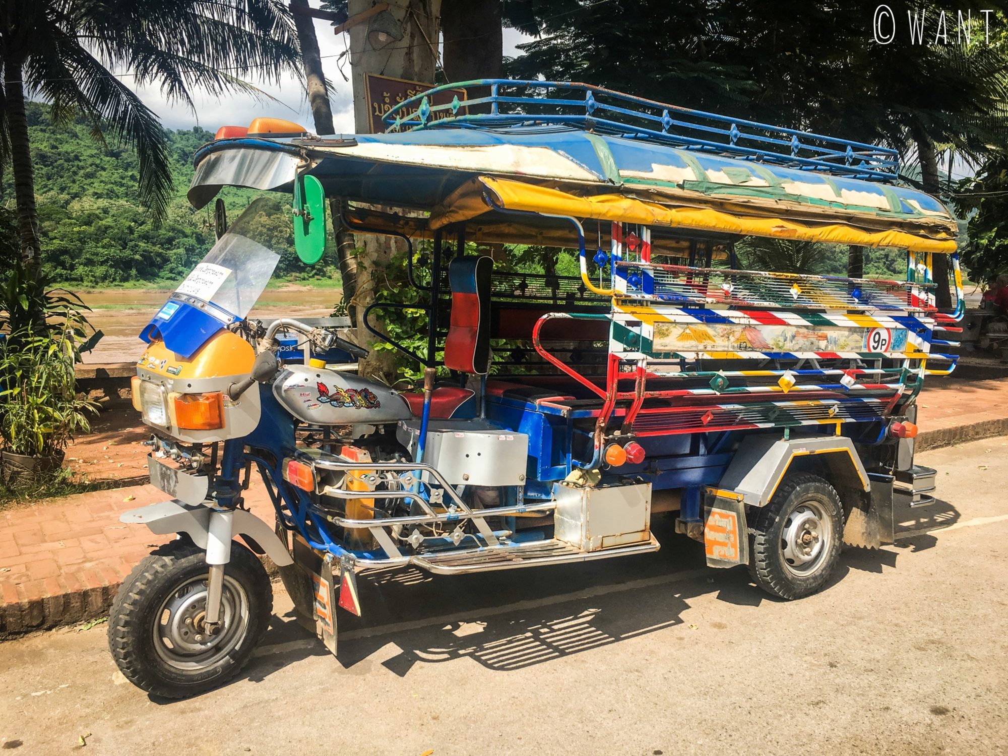 Mélange de moto et de songthaew dans les rues de Luang Prabang