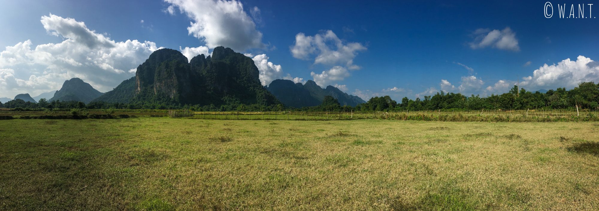 Panorama sur les rizières et les pics karstiques de Vang Vieng